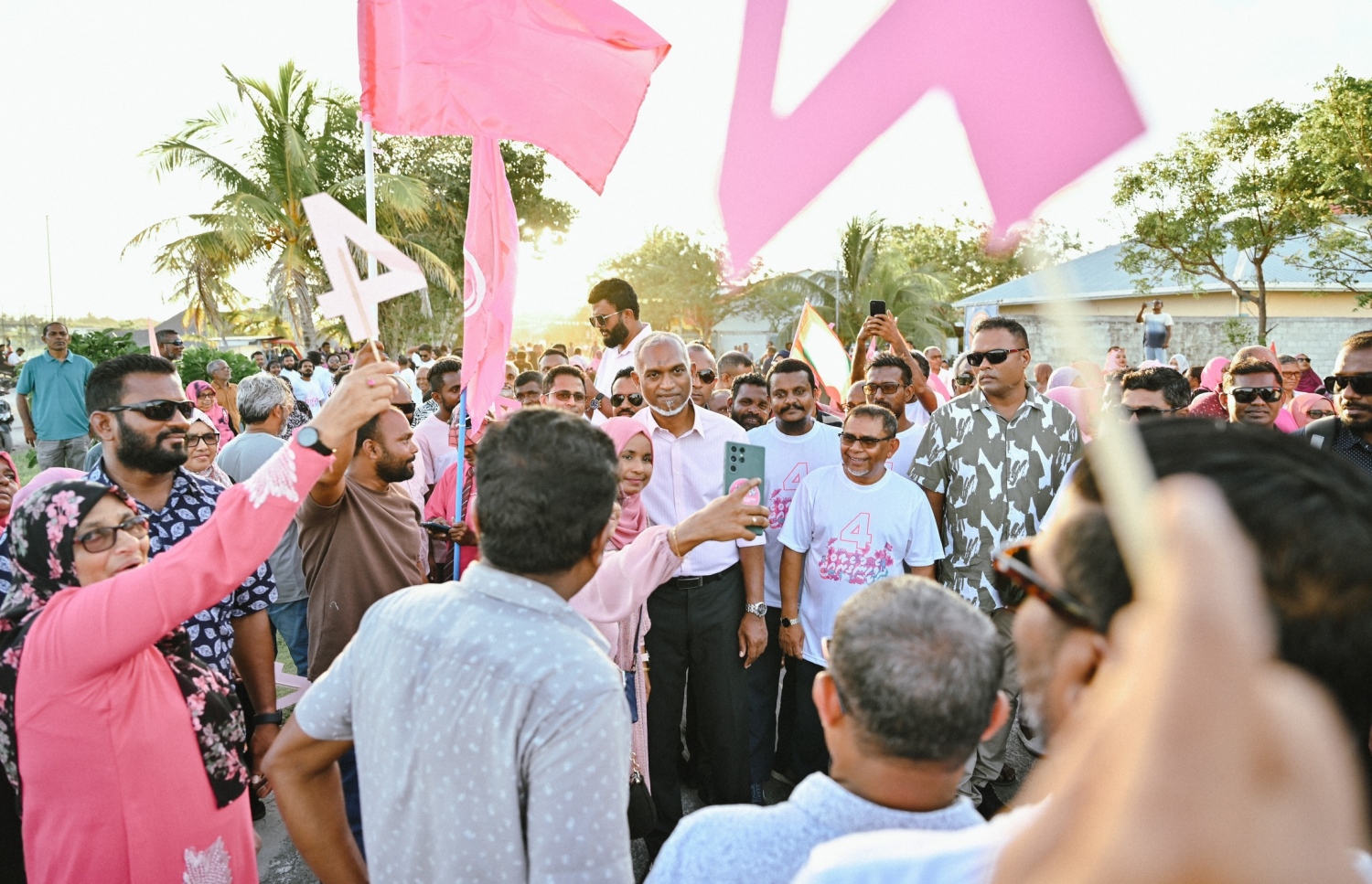 އިދިކޮޅު ޕީޕީއެމް/ޕީއެންސީގެ ރިޔާސީ ކެންޑިޑޭޓް ޑރ. މުހައްމަދު މުއިއްޒު ކެމްޕެއިނަށް ފުވައްމުލަކަށް ވަޑައިގަތުމުން އޭނާ އަށް މަރުހަބާ ކިޔަނީ.--- ފޮޓޯ: ނިޝާން އަލީ/މިހާރު