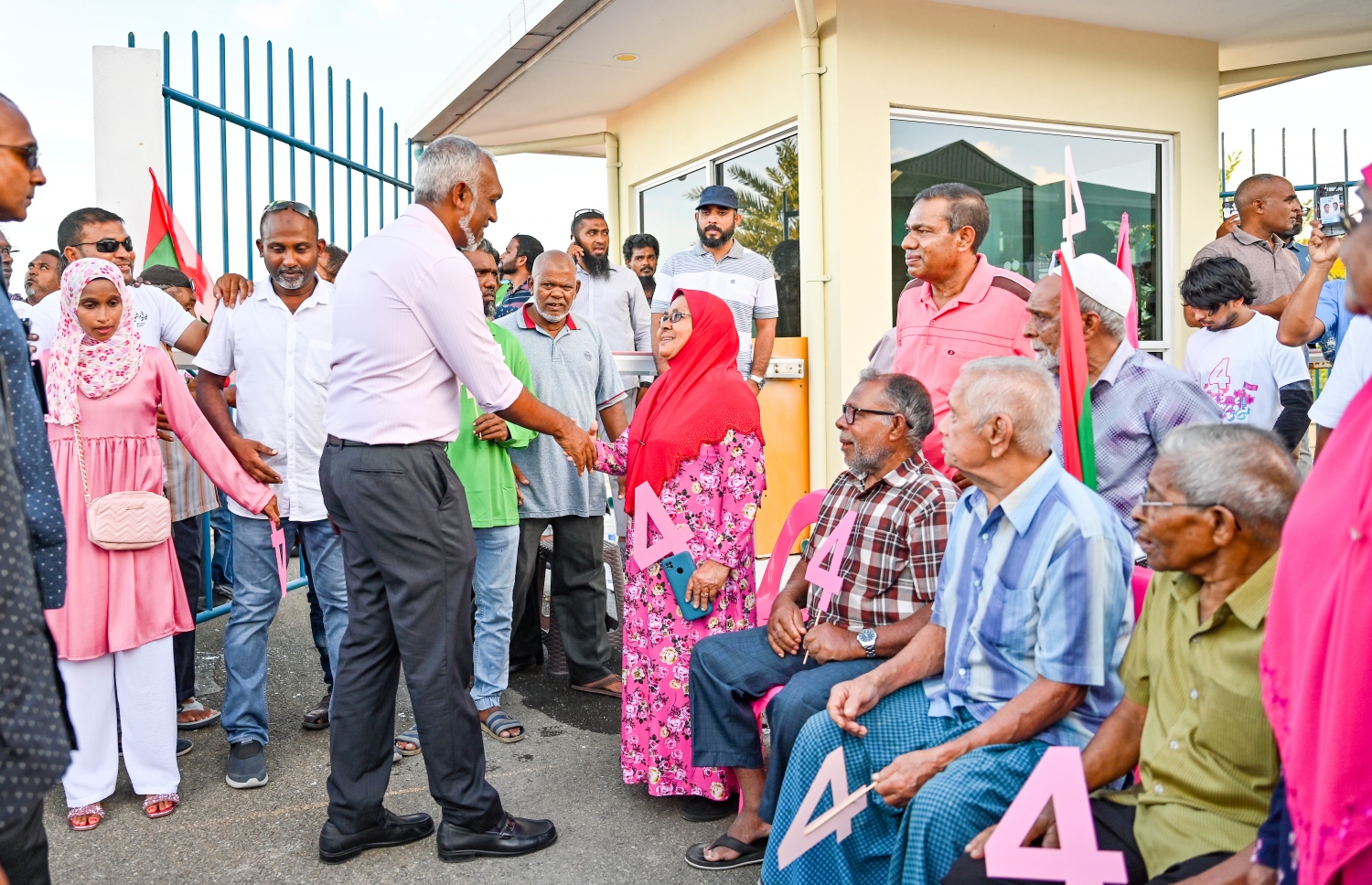 އިދިކޮޅު ޕީޕީއެމް/ޕީއެންސީގެ ރިޔާސީ ކެންޑިޑޭޓް ޑރ. މުހައްމަދު މުއިއްޒު ކެމްޕެއިނަށް ފުވައްމުލަކަށް ވަޑައިގަތުމުން އޭނާ އަށް މަރުހަބާ ކިޔަން ނުކުތް ބަޔަކާ ސަލާން ކުރައްވަނީ.--- ފޮޓޯ: ނިޝާން އަލީ/މިހާރު