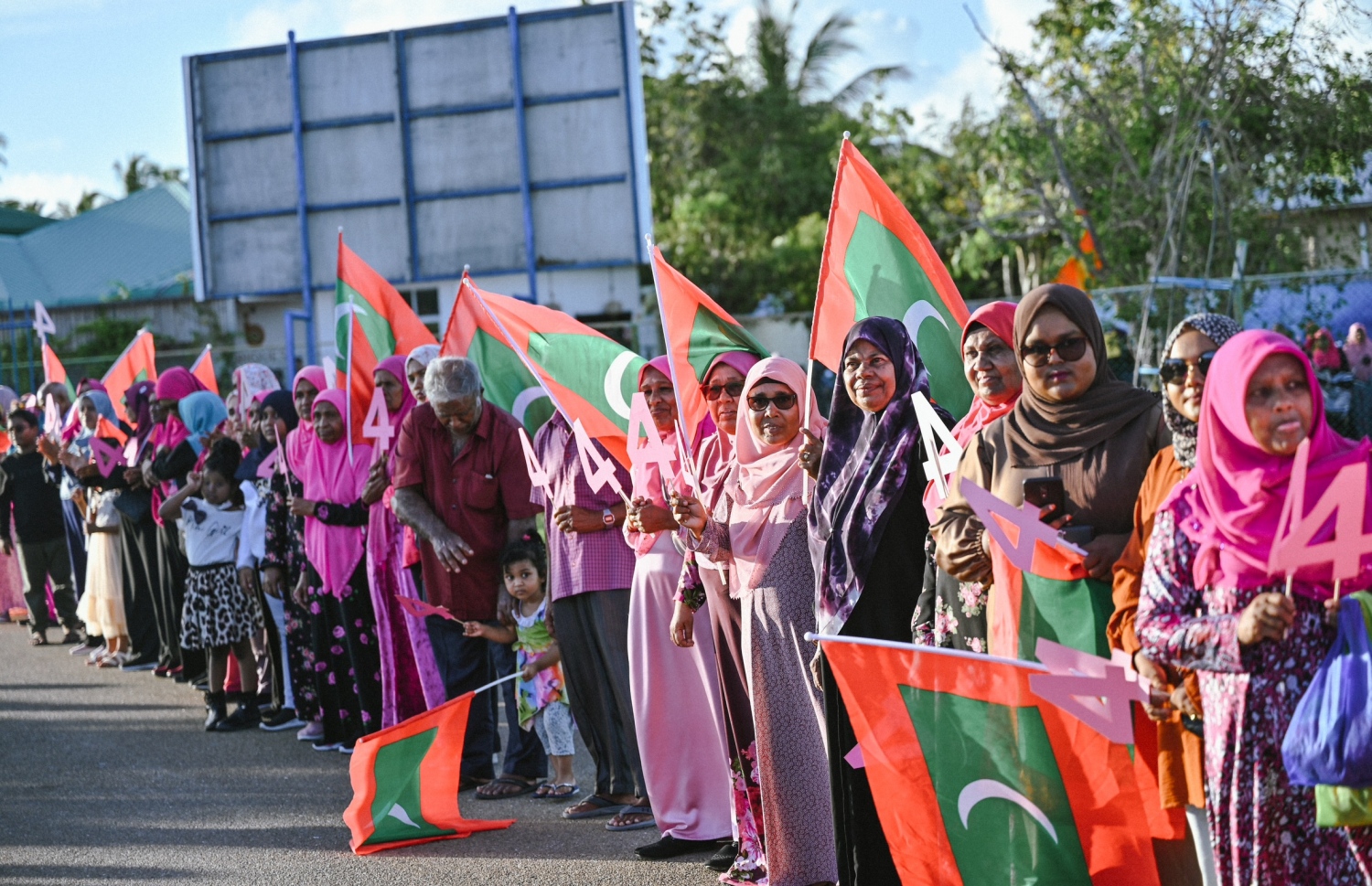 އިދިކޮޅު ޕީޕީއެމް/ޕީއެންސީގެ ރިޔާސީުކެންޑިޑޭޓް ޑރ. މުހައްމަދު މުއިއްޒު ކެމްޕެއިނަށް ފުވައްމުލަކަށް ވަޑައިގަތުމުން އޭނާ އަށް މަރުހަބާ ކިޔުމަށް ނުކުތް މީހުން ސަފު ހަދައިގެން.--- ފޮޓޯ: ނިޝާން އަލީ/މިހާރު