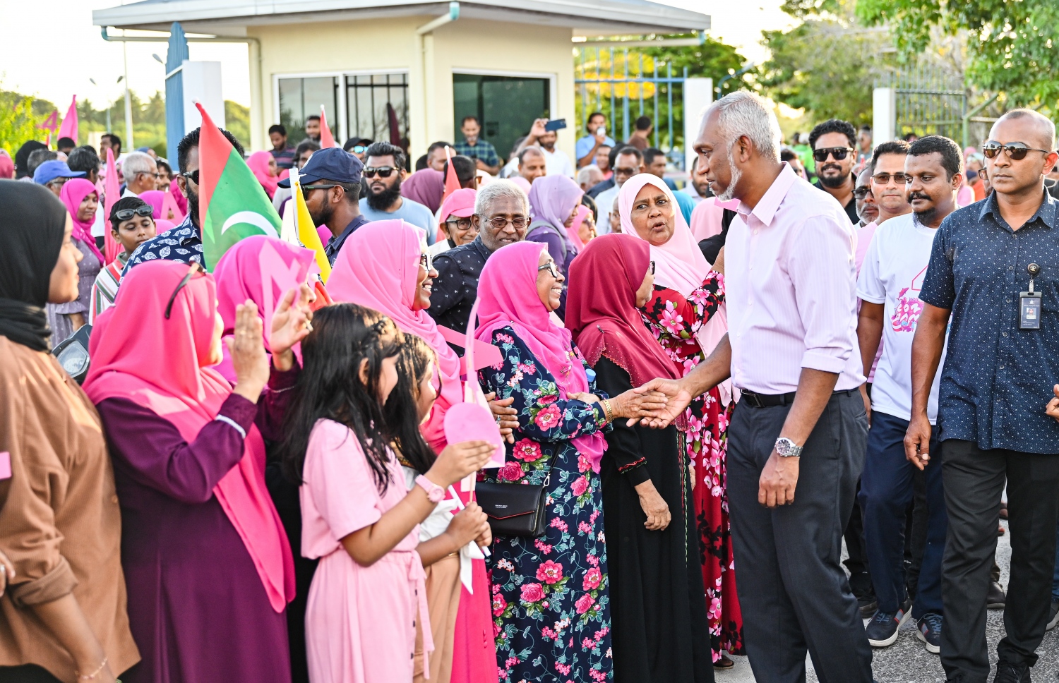 އިދިކޮޅު ޕީޕީއެމް/ޕީއެންސީގެ ރިޔާސީ ކެންޑިޑޭޓް ޑރ. މުހައްމަދު މުއިއްޒު ކެމްޕެއިނަށް ފުވައްމުލަކަށް ވަޑައިގަތުމުން އޭނާ އަށް މަރުހަބާ ކިޔަން ނުކުތް ބަޔަކާ ސަލާން ކުރައްވަނީ.--- ފޮޓޯ: ނިޝާން އަލީ/މިހާރު