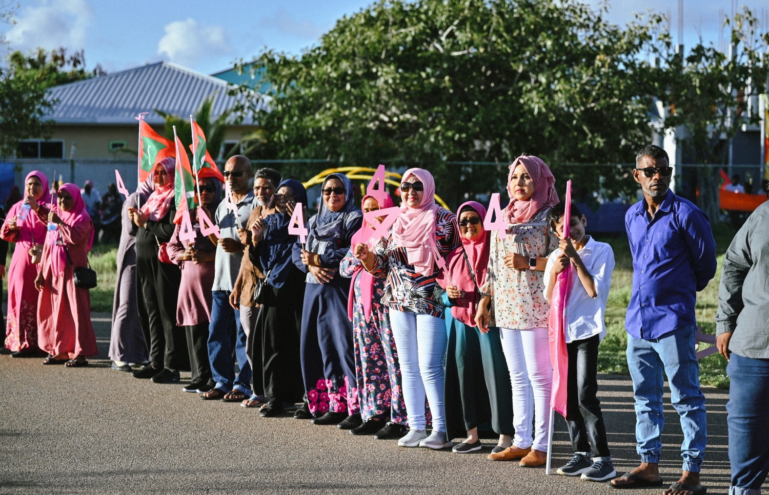 އިދިކޮޅު ޕީޕީއެމް/ޕީއެންސީގެ ރިޔާސީުކެންޑިޑޭޓް ޑރ. މުހައްމަދު މުއިއްޒު ކެމްޕެއިނަށް ފުވައްމުލަކަށް ވަޑައިގަތުމުން އޭނާ އަށް މަރުހަބާ ކިޔުމަށް ނިކުތް މީހުން ސަފު ހަދައިގެން.--- ފޮޓޯ: ނިޝާން އަލީ/މިހާރު