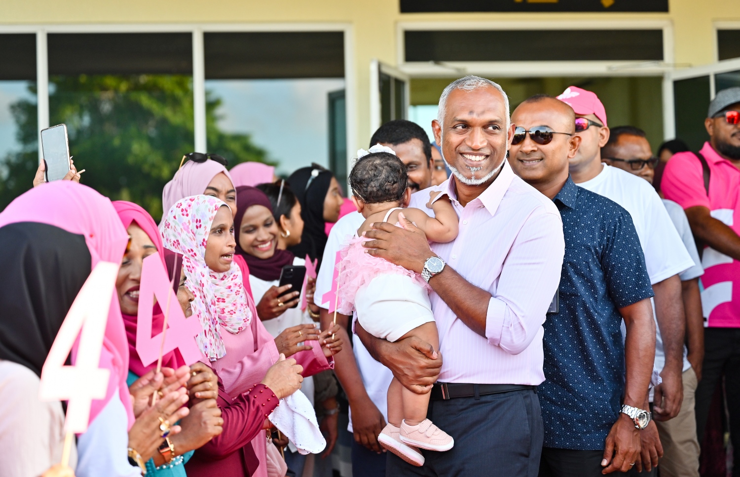 މުއިއްޒު މިއަދު ފުވައްމުލައް ސިޓީއަށް ވަޑައިގަތުން: އެތައް ބަޔަކު މަރުހަބާ ކިޔުމަށް ނުކުތް - ފޮޓޯ: ނިޝާން އަލީ | މިހާރު