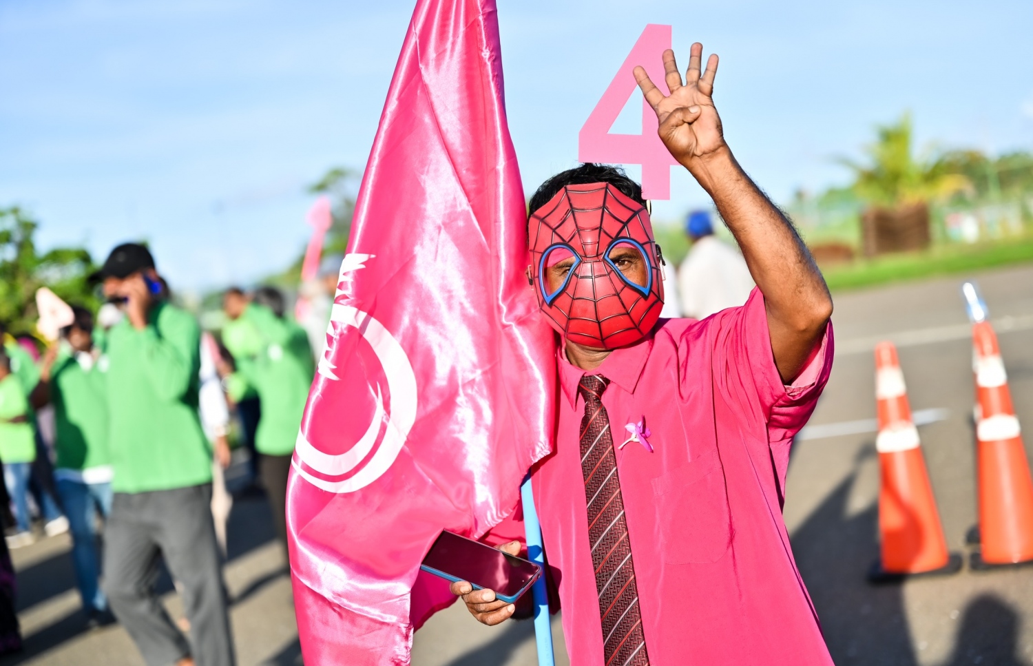 އިދިކޮޅު ޕީޕީއެމް/ޕީއެންސީގެ ރިޔާސީ ކެންޑިޑޭޓް ޑރ. މުހައްމަދު މުއިއްޒު ކެމްޕެއިނަށް ފުވައްމުލަކަށް ވަޑައިގަތުމުން އޭނާ އަށް މަރުހަބާ ކިޔަނީ.-- ފޮޓޯ: ނިޝާން އަލީ/މިހާރު