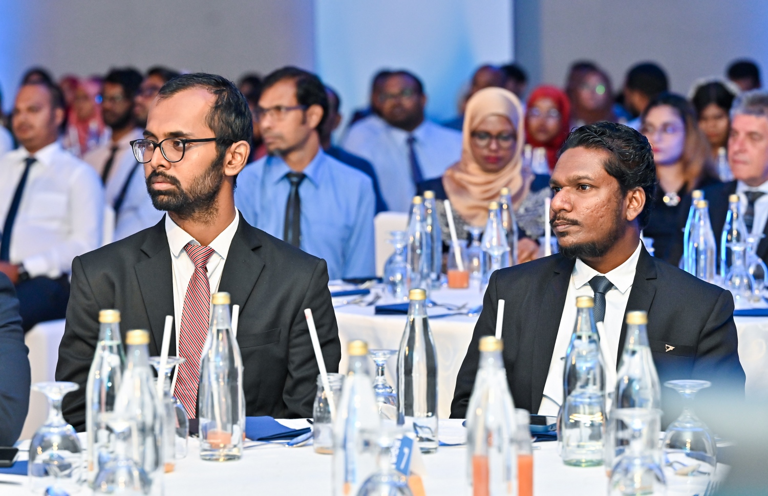 އިންސްޓެންޓް ޕޭމެންޓް ސިސްޓަމް "ފަވަރަ" އިފްތިތާހު ކުރުމަށް ކްރޮސްރޯޑްސްގައި ބޭއްވި ރަސްމިއްޔާތުގައި ބައެއް ބޭންކްތަކުގެ ބޭފުޅުން ބައިވެރިވެވަޑައިގަންނަވަނީ: މި ސިސްޓަމްގައި ބައިވެރިވާ ތިން ބޭންކެއްގެ އެޕްތައް ސިސްޓަމްގެ ފީޗާތަކާ އެއްގޮތަށް މިހާރު އަޕްޑޭޓް ވާނެ.--- ފޮޓޯ: ފަޔާޒު މޫސާ | މިހާރު