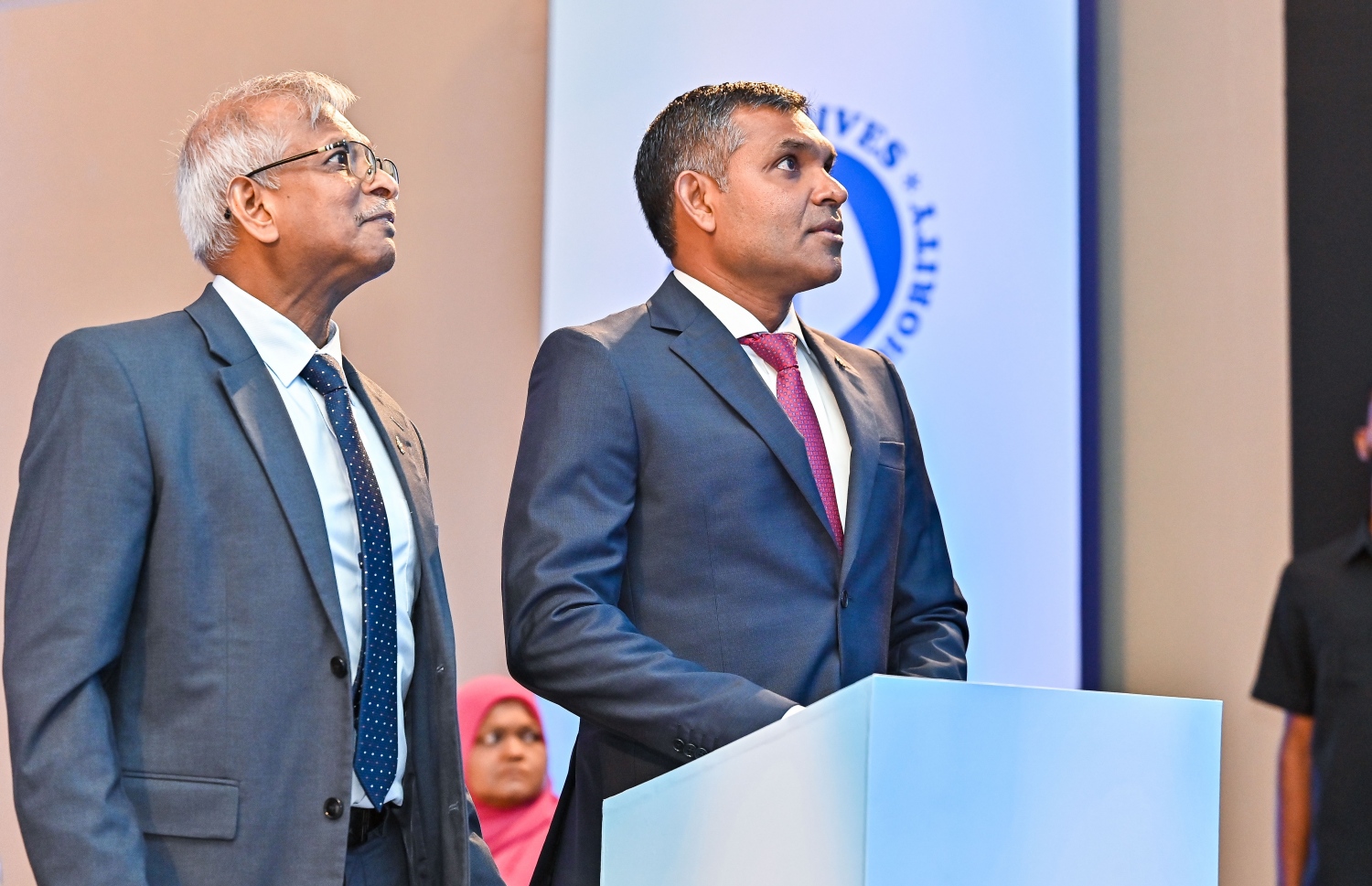 ނައިބު ރައީސް ފައިސަލް ނަސީމް އެމްއެމްއޭގެ އިންސްޓެންޓް ޕޭމެންޓް ސިސްޓަމް "ފަވަރަ" ރަސްމީކޮށް، އިފުތިތާހު ކޮށްދެއްވާއިރު، އަރިހުގައި ގަވަރުނަރު އަލީ ހާޝިމް.--- ފޮޓޯ: ފަޔާޒު މޫސާ | މިހާރު
