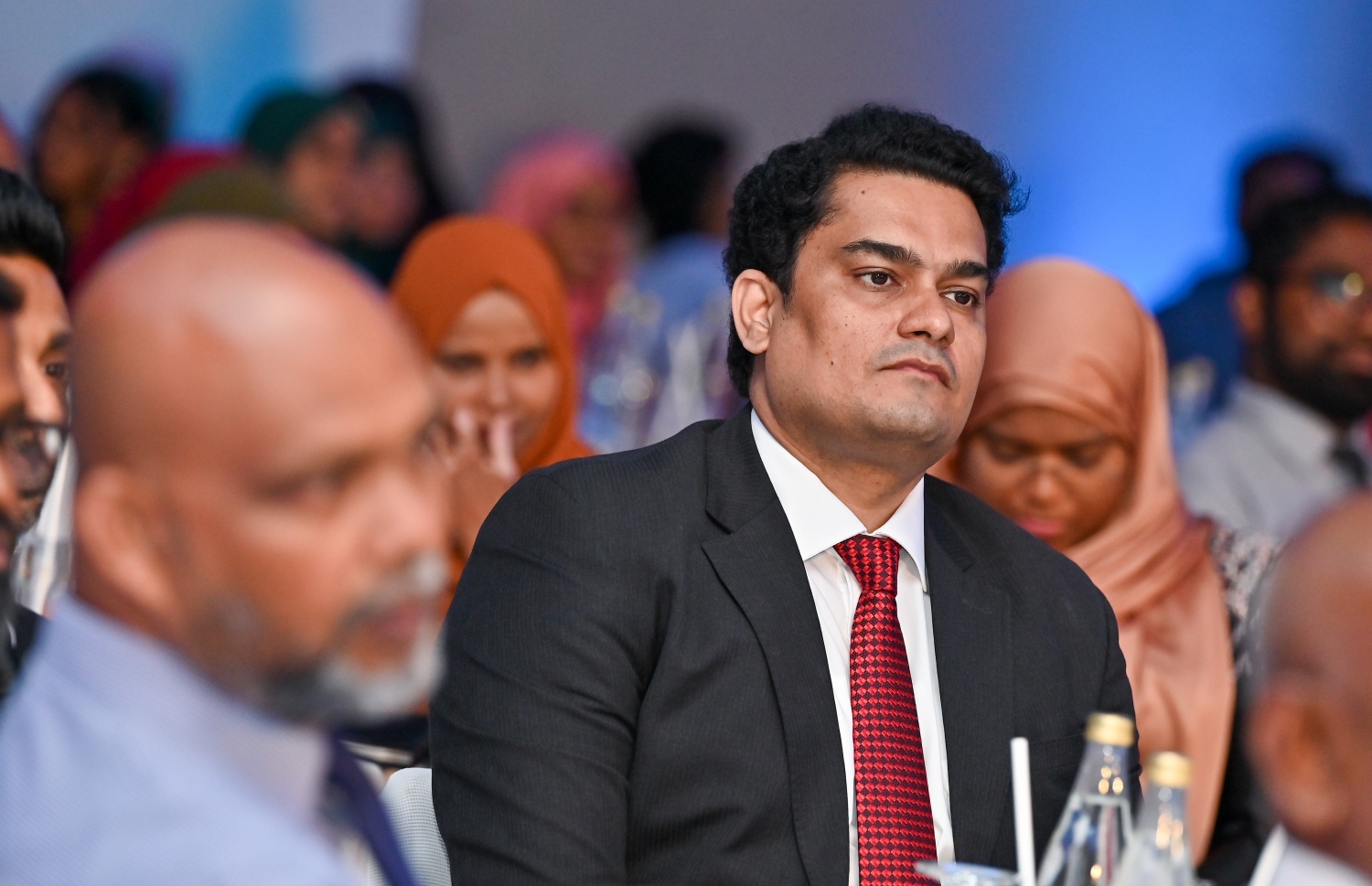 އިންސްޓެންޓް ޕޭމެންޓް ސިސްޓަމް "ފަވަރަ" އިފްތިތާހު ކުރުމަށް ކްރޮސްރޯޑްސްގައި ބޭއްވި ރަސްމިއްޔާތުގައި ބައެއް ބޭންކްތަކުގެ ބޭފުޅުން ބައިވެރިވެވަޑައިގަންނަވަނީ.--- ފޮޓޯ: ފަޔާޒު މޫސާ | މިހާރު