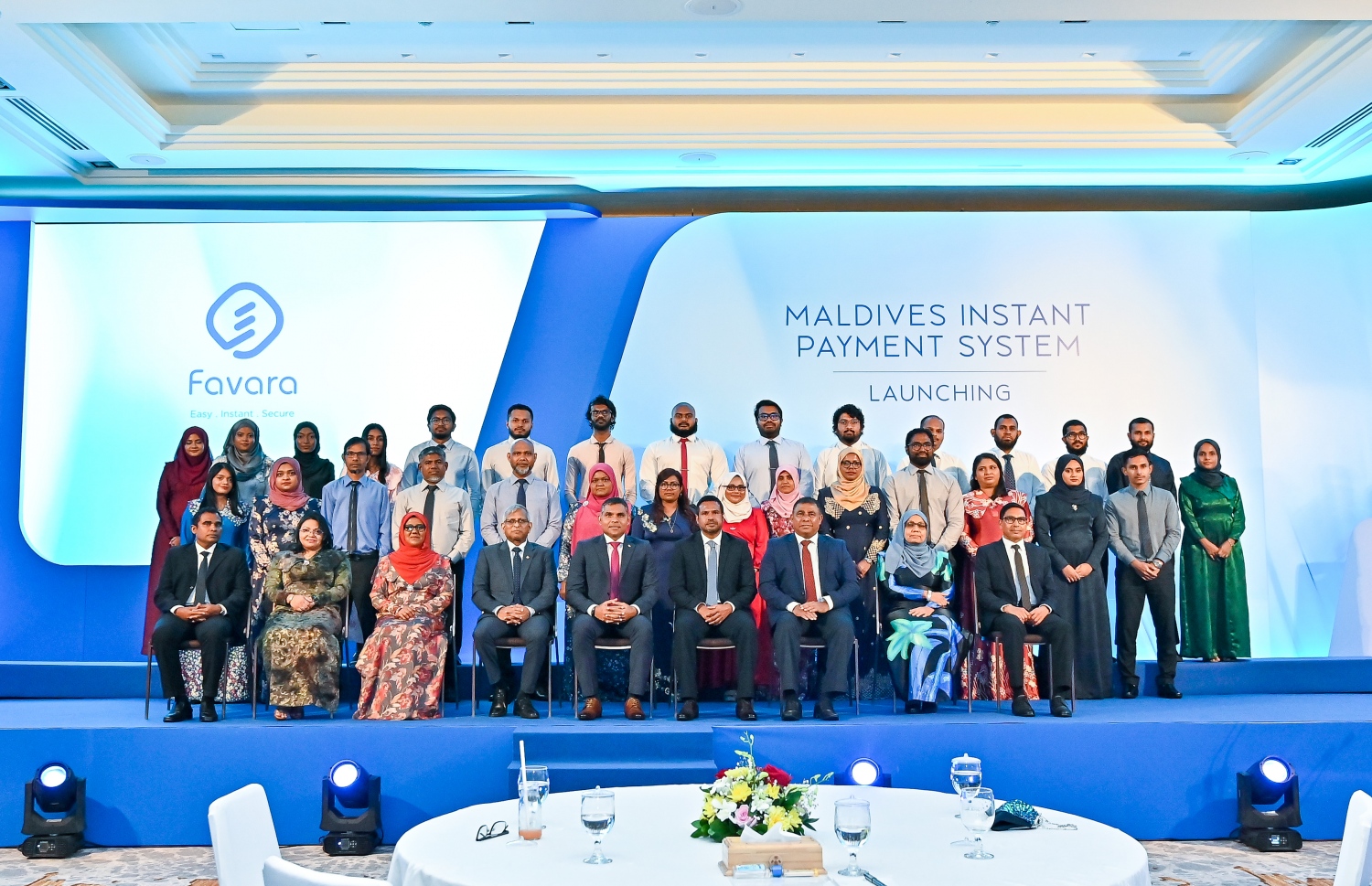 އިންސްޓެންޓް ޕޭމެންޓް ސިސްޓަމް "ފަވަރަ" ތައާރަފު ކުރުމަށް ބޭއްވި ރަސްމިއްޔާތައް ފަހު އެމްއެމްއޭގެ މުއައްޒަފުން ނައިބު ރައީސް ފައިސަލް ނަސީމާ އެކު ގްރޫޕް ފޮޓޯއެއް ނަގަނީ.--- ފޮޓޯ: ފަޔާޒު މޫސާ | މިހާރު