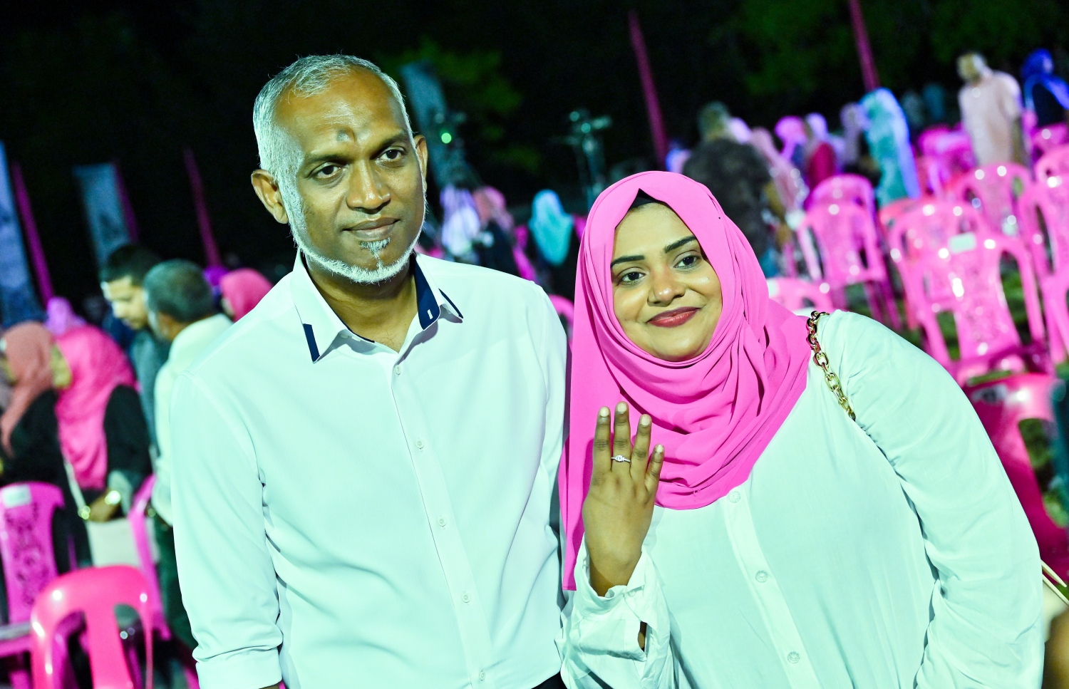 ޕީޕީއެމް/ޕީއެންސީގެ ރިޔާސީ ކެންޑިޑޭޓް ޑރ. މުއިއްޒާ އެކު، ޕީޕީއެމްގެ ސަޕޯޓަރަކު ސެލްފީއެއް ނަގަނީ.---ފޮޓޯ: ނިޝާން އަލީ| މިހާރު