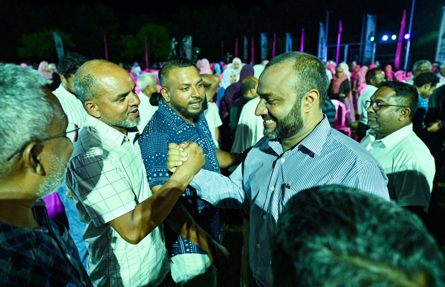 ފުވައްމުލަކުގައި ބޭއްވި މުއިއްޒުގެ ކެމްޕެއިން ޖަލްސާގައި ކުރީގެ އިސްލާމިކް މިނިސްޓަރު ޑރ. މުހައްމަދު ޝަހީމް އަލީ ސައީދު ސަޕޯޓަރުންނާ ސަލާމް ކުރައްވަނީ.--- ފޮޓޯ: ނިޝާން އަލީ | މިހާރު