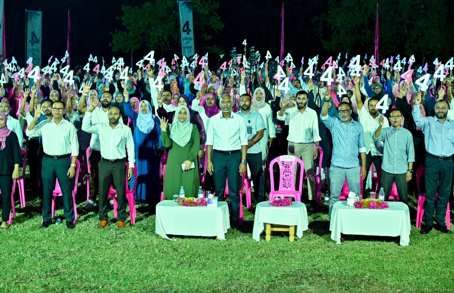 ފުވައްމުލަކުގައި ބޭއްވި މުއިއްޒުގެ ކެމްޕެއިން ޖަލްސާގައި ބައިވެރިވި މީހުންނާ އެކު، އޭނާގެ ކެންޑިޑޭޓު ނަންބަރު 4 ދައްކާލައްވަނީ.--- ފޮޓޯ: ނިޝާން އަލީ | މިހާރު