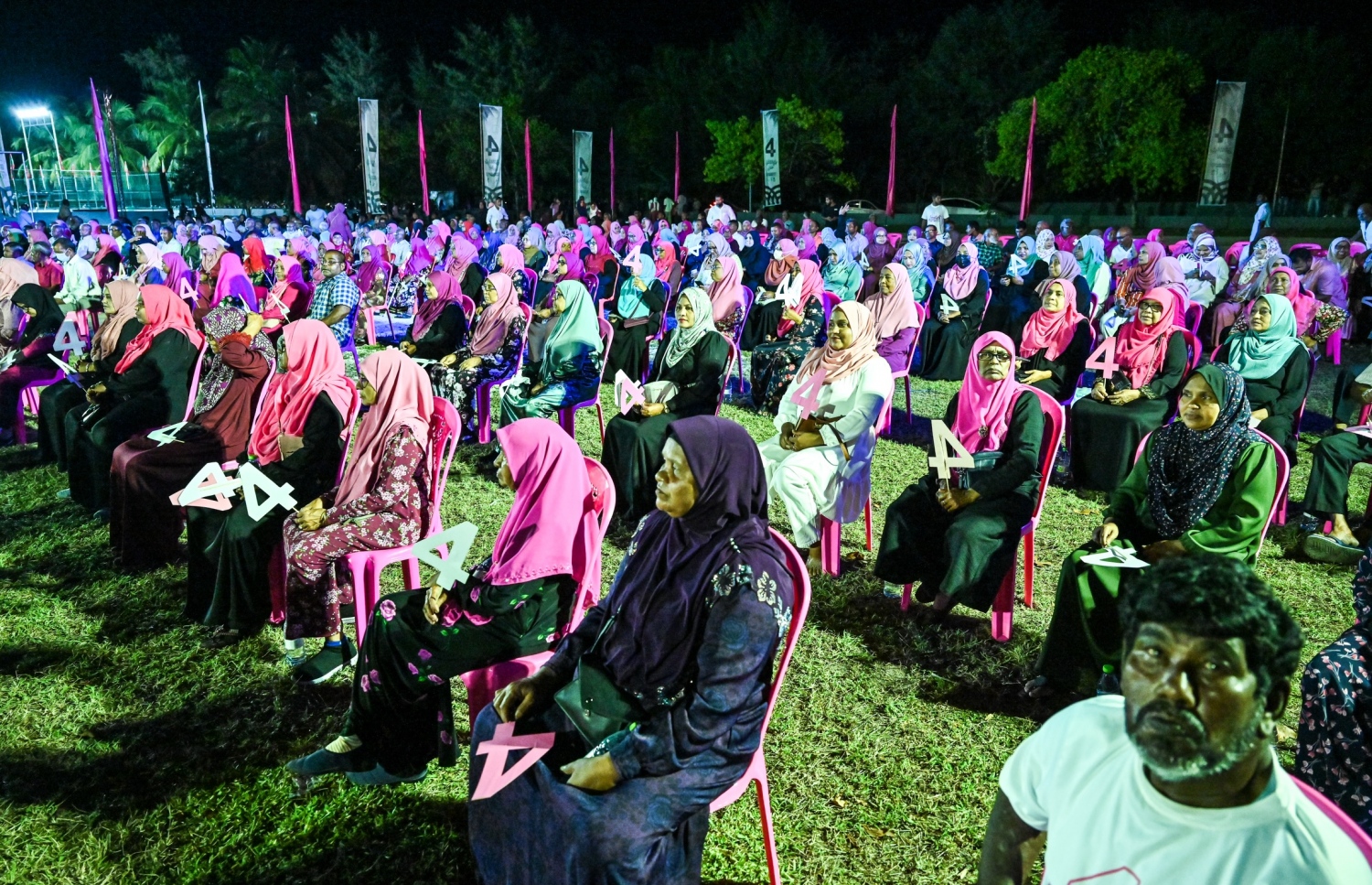 ފުވައްމުލަކުގައި ބޭއްވި މުއިއްޒުގެ ކެމްޕެއިން ޖަލްސާގައި އިދިކޮޅު ޕީޕީއެމް/ޕީއެންސީގެ ސަޕޯޓަރުން ބައިވެރިވަނީ.--- ފޮޓޯ: ނިޝާން އަލީ | މިހާރު