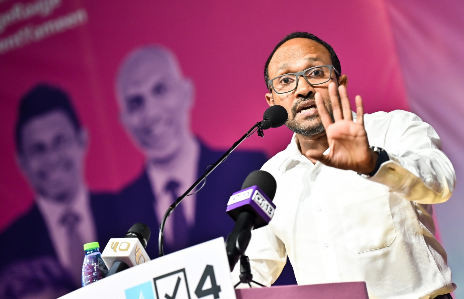 ފުވައްމުލަކުގައި ބޭއްވި މުއިއްޒުގެ ކެމްޕެއިން ޖަލްސާގައި ކުރީގެ ނައިބު ރައީސް މުހައްމަދު ޖަމީލް ވާހަކަފުޅު ދައްކަވަނީ.--- ފޮޓޯ: ނިޝާން އަލީ | މިހާރު