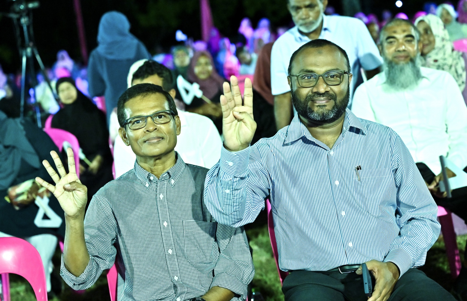 ފުވައްމުލަކުގައި ބޭއްވި މުއިއްޒުގެ ކެމްޕެއިން ޖަލްސާގައި ކުރީގެ އިސްލާމިކް މިނިސްޓަރު ޑރ. މުހައްމަދު ޝަހީމާއި ރައްޔިތުންގެ މަޖިލިހުގެ ކުރީގެ ރައީސް މަސީހް، މުއިއްޒުގެ ކެންޑިޑޭޓް ނަމްބަރު 4 އިނގިލިން ދައްކާލައްވަނީ.--- ފޮޓޯ: ނިޝާން އަލީ | މިހާރު