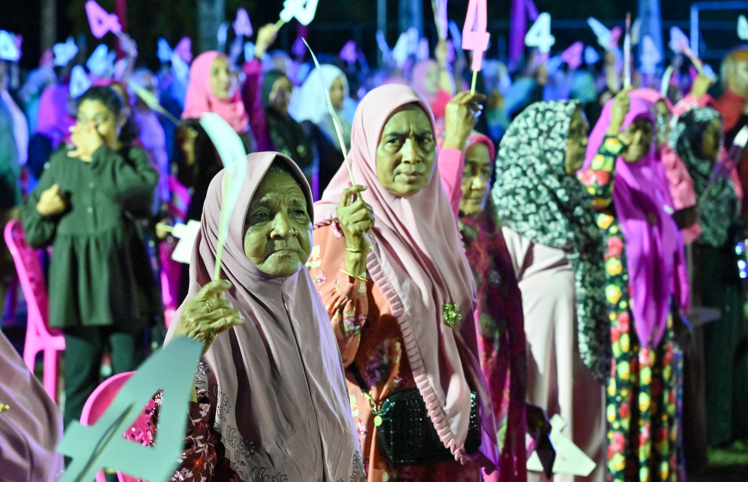 ފުވައްމުލަކުގައި ބޭއްވި މުއިއްޒުގެ ކެމްޕެއިން ޖަލްސާގައި އިދިކޮޅު ޕީޕީއެމް/ޕީއެންސީގެ ސަޕޯޓަރުން ބައިވެރިވަނީ.-- ފޮޓޯ: ނިޝާން އަލީ | މިހާރު