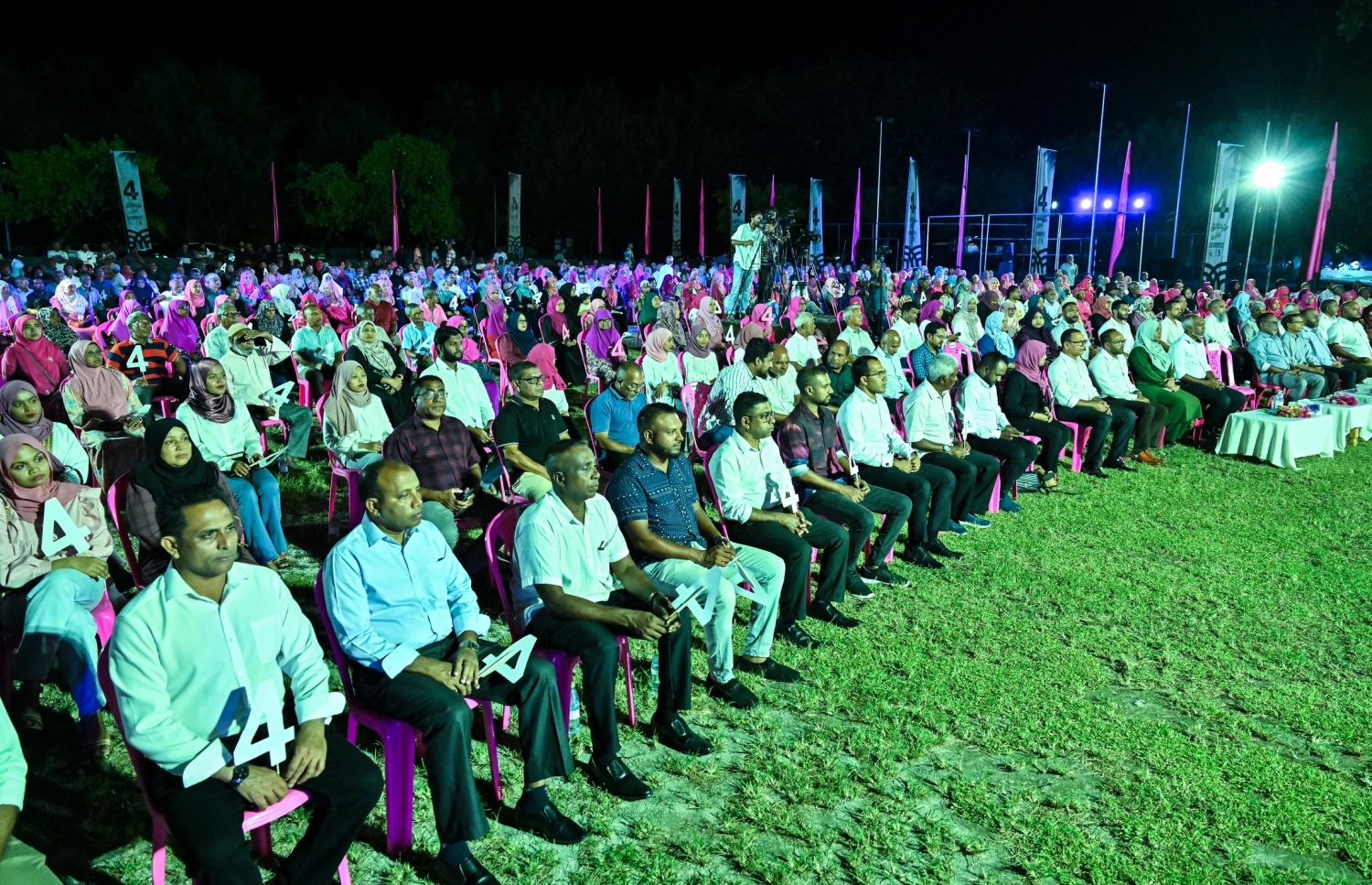 ފުވައްމުލަކުގައި ބޭއްވި މުއިއްޒުގެ ކެމްޕެއިން ޖަލްސާ: މިރޭގެ ޖަލްސާގައި ގިނަ އަދަދެއްގެ ބަޔަކު ބައިވެރި.--- ފޮޓޯ: ނިޝާން އަލީ | މިހާރު