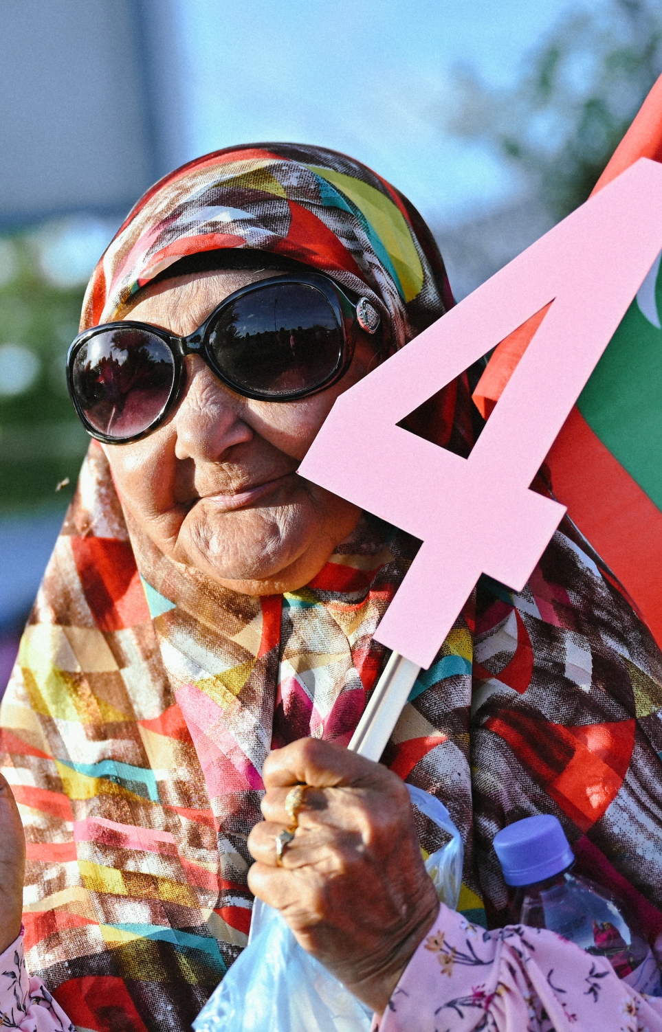 އިދިކޮޅު ޕީޕީއެމް/ޕީއެންސީގެ ކެންޑިޑޭޓް ޑރ. މުހައްމަދު މުއިއްޒު ކެމްޕެއިނަށް ފުވައްމުލަކަށް ވަޑައިގަތުމުން އޭނާ އަށް މަރުހަބާ ކިއަން ނުކުތް އުމުރުން ދުވަސްވީ އަންހެނަކު މުއިއްޒުގެ ކެންޑިޑޭޓް ނަމްބަރު 4 ހިފައިގެން.--- ފޮޓޯ: ނިޝާން އަލީ/މިހާރު