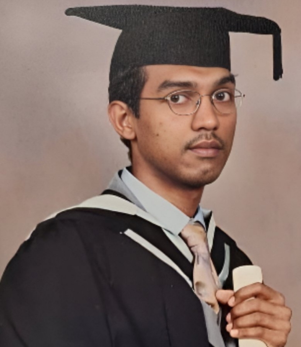 ސްކޫލް ދައުރުން ފެށިގެން ޕީއެޗްޑީއާ ހަމައަށް ވާސިލް ވުމުގައި ވެސް މުއިއްޒަށް މާލީ ގޮތުން އެންމެ ބޮޑު އެހީތެރިކަމެއް ދެއްވީ ބައްޕަ ކަމަށް ވިދާޅުވި.