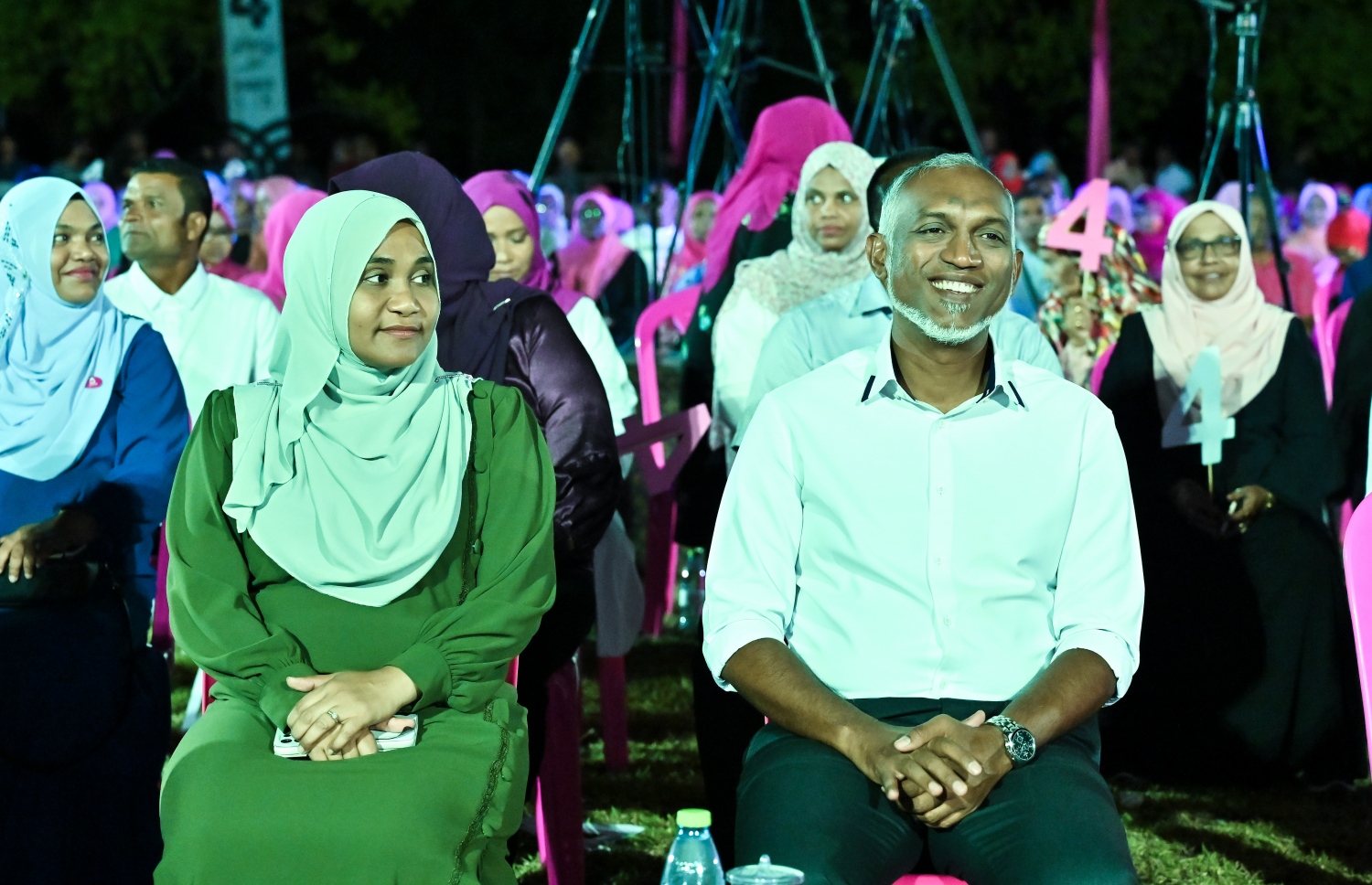 ފުވައްމުލަކުގައި ބޭއްވި މުއިއްޒުގެ ކެމްޕެއިން ޖަލްސާގައި އޭނާ އާއި އަނބިކަނބަލުން ސާޖިދާ ބައިވެރިވެވަޑައިގަންނަވަނީ.--- ފޮޓޯ: ނިޝާން އަލީ | މިހާރު