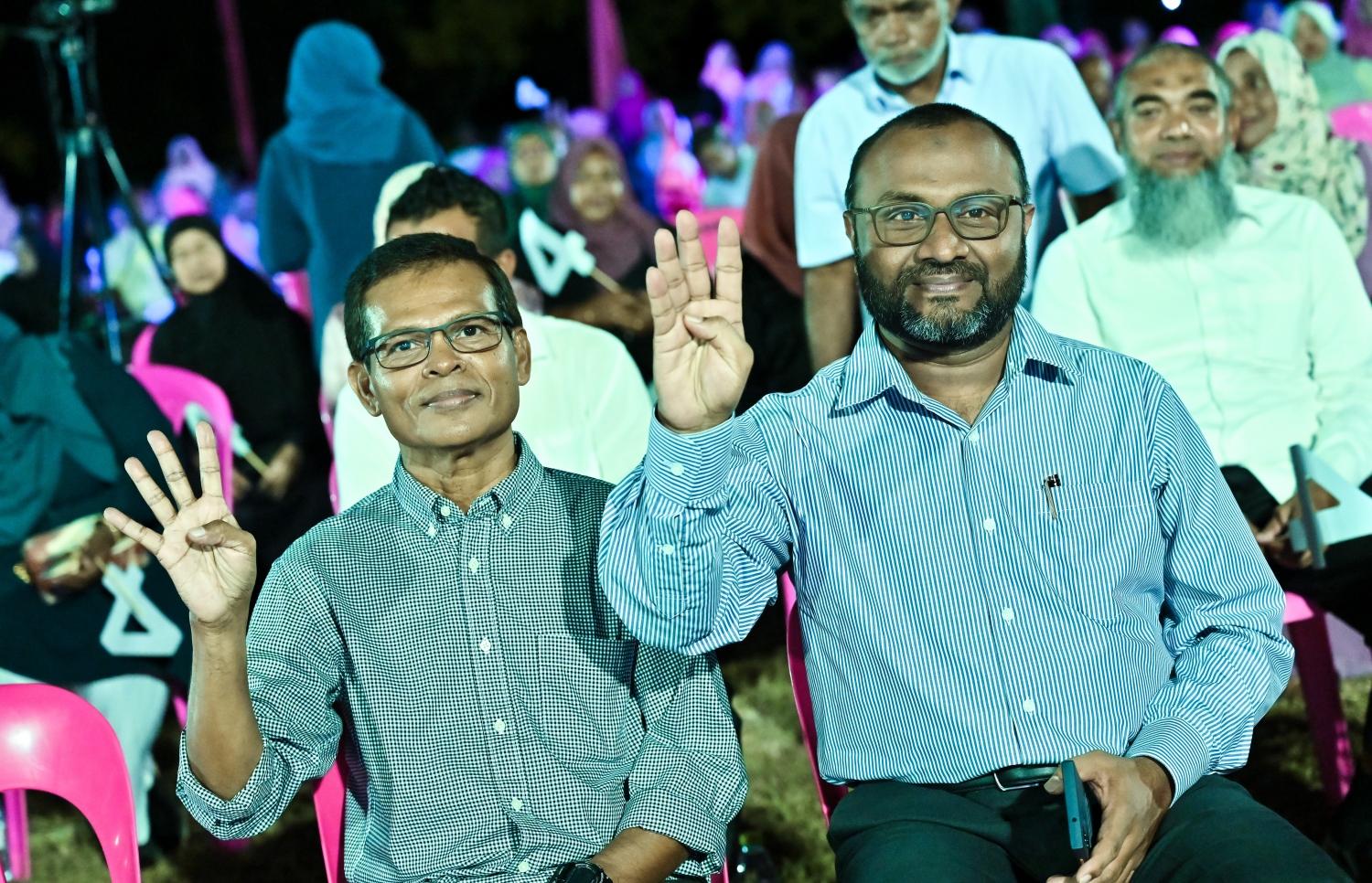 ފުވައްމުލަކުގައި ބޭއްވި މުއިއްޒުގެ ކެމްޕެއިން ޖަލްސާގައި ކުރީގެ އިސްލާމިކް މިނިސްޓަރު ޑރ. މުހައްމަދު ޝަހީމާއި ރައްޔިތުންގެ މަޖިލިހުގެ ކުރީގެ ރައީސް މަސީހް، މުއިއްޒުގެ ކެންޑިޑޭޓް ނަމްބަރު 4 އިނގިލިން ދައްކާލައްވަނީ.--- ފޮޓޯ: ނިޝާން އަލީ | މިހާރު