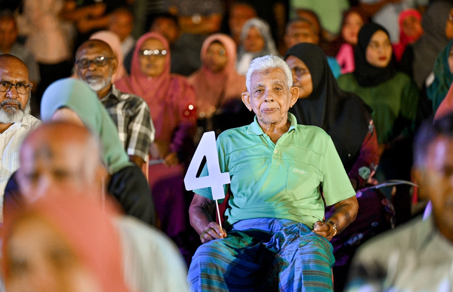 ފުވައްމުލަކުގައި ބޭއްވި ޑރ. މުއިއްޒުގެ ކެމްޕެއިން ޖަލްސާގައި އިދިކޮޅު ޕީޕީއެމް/ޕީއެންސީގެ ސަޕޯޓަރުން ބައިވެރިވަނީ.--- ފޮޓޯ: ނިޝާން އަލީ | މިހާރު