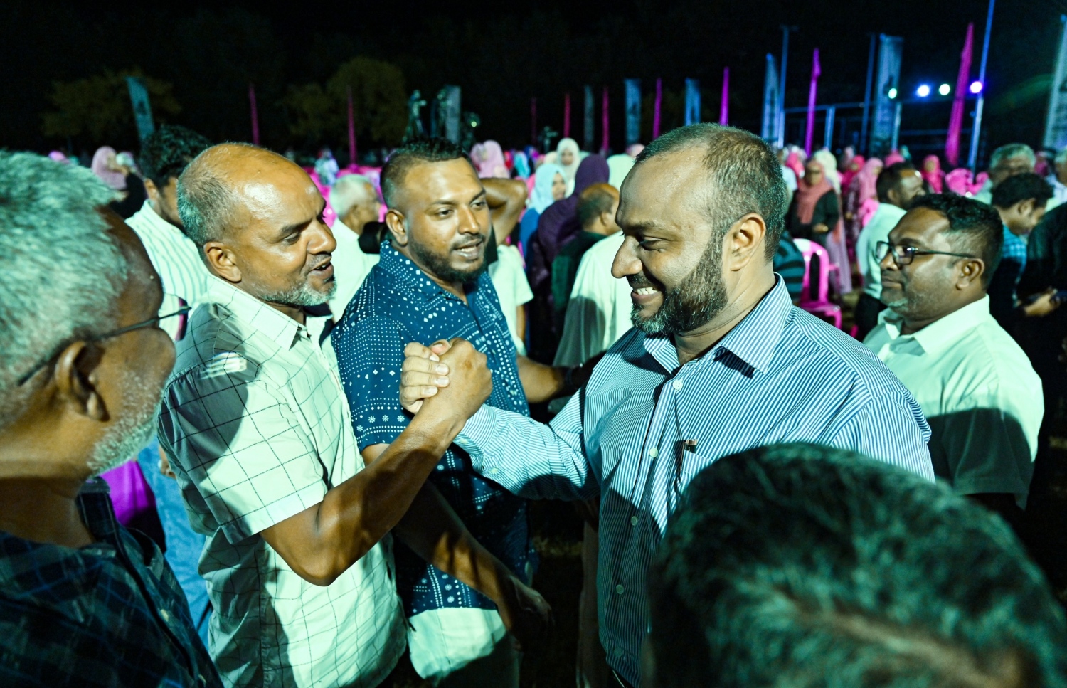 ފުވައްމުލަކުގައި ބޭއްވި މުއިއްޒުގެ ކެމްޕެއިން ޖަލްސާގައި ކުރީގެ އިސްލާމިކް މިނިސްޓަރު ޑރ. މުހައްމަދު ޝަހީމް އަލީ ސައީދު ސަޕޯޓަރުންނާ ސަލާމް ކުރައްވަނީ.--- ފޮޓޯ: ނިޝާން އަލީ | މިހާރު