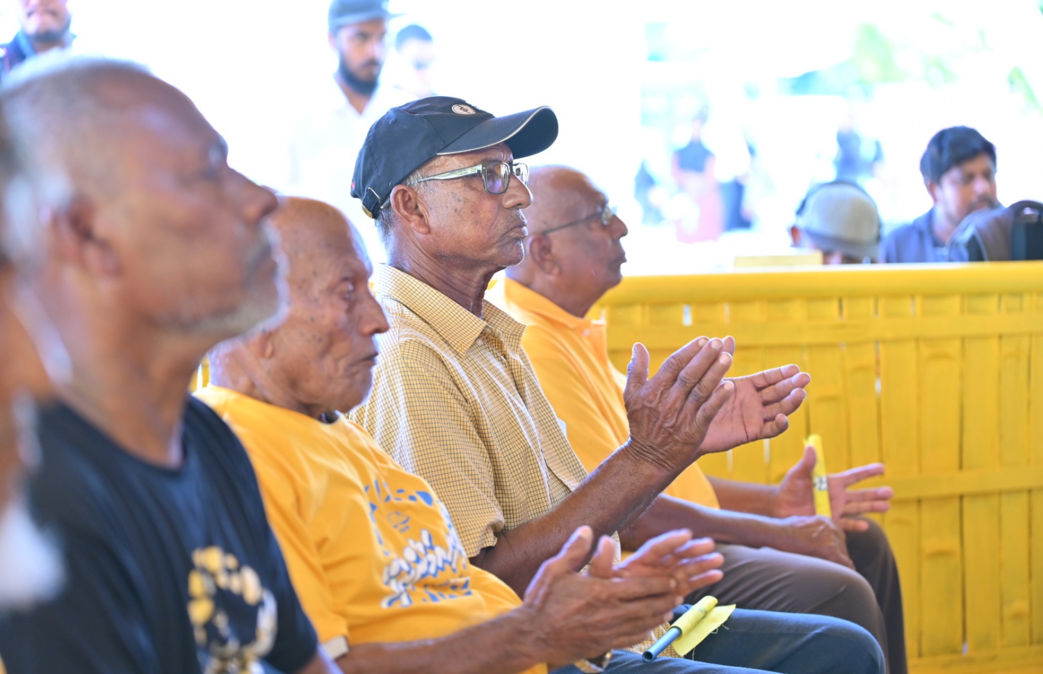 ވިލުފުށި ޖަގަހަ ޖަލްސާގައި ސަޕޯޓަރުން އަތްޖަހަނީ --- ފޮޓޯ: އެމްޑީޕީ