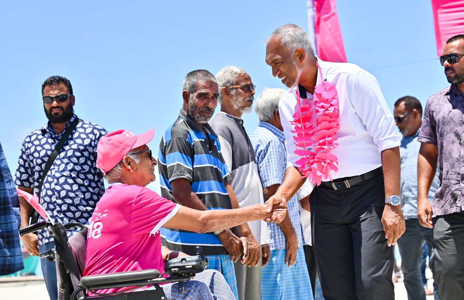 ގދ. ނަޑެއްލާއިން މުއިއްޒަށް މަރުހަބާ ކިޔަނީ: އެ ރަށުގެ ބިން ބޮޑުކުރުމަށް ވައުދުވި - ފޮޓޯ: ނިޝާން އަލީ | މިހާރު