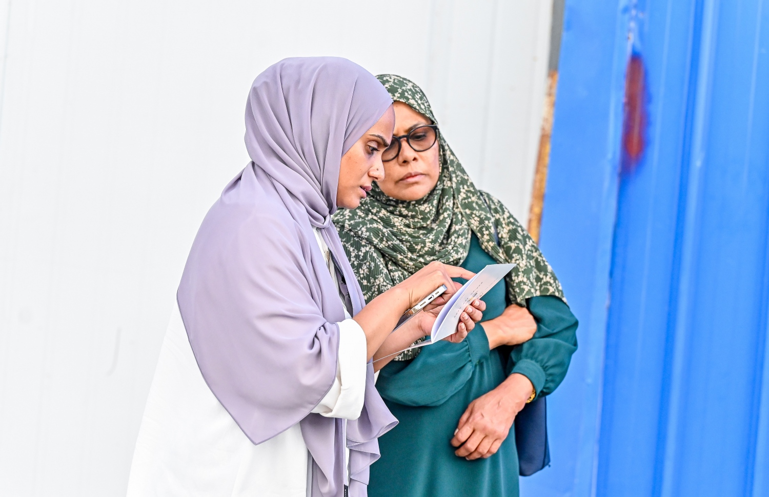 ގޯތި ލިބުނު މީހަކު ރަޖިސްޓަރީގައި ސޮއިކުރުމަށް ފަހު، ބިން ލިބޭ ސަރަހައްދުގައި ހުރެގެން ގޯތީގެ ރަޖިސްޓަރީ ޗެކް ކުރަނީ.--- ފޮޓޯ: ފަޔާޒު މޫސާ | މިހާރު