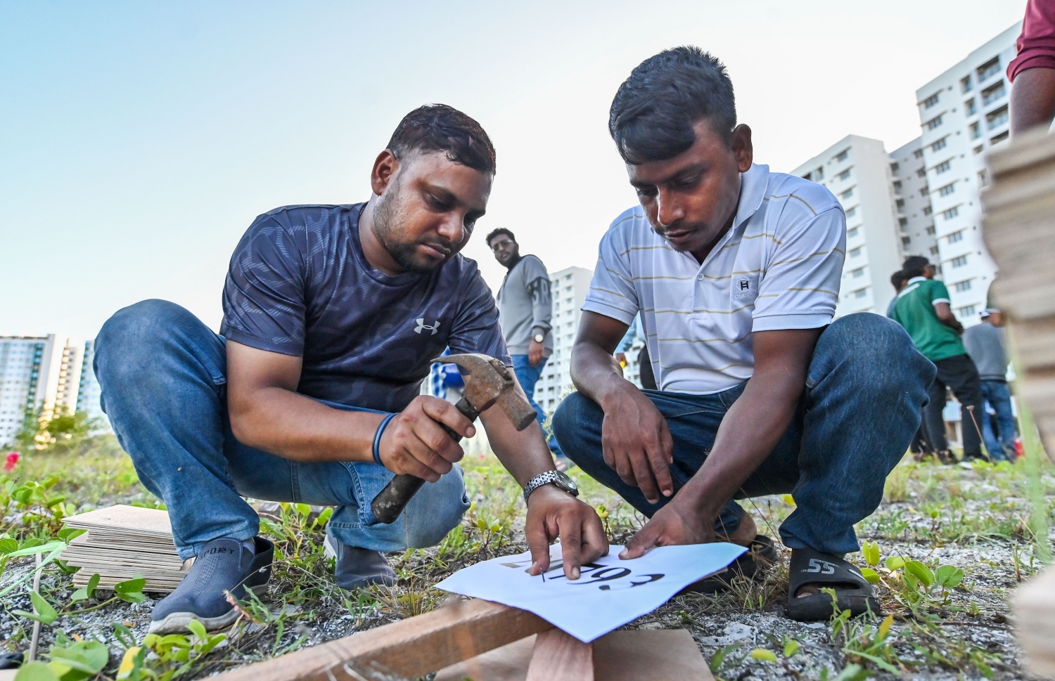 ގޯތީގެ ބިން ކެނޑުމަށް ހައުސިން މިނިސްޓްރީގެ މުވައްޒަފުން ހަރަކާތްތެރިވަނީ.--- ފޮޓޯ: ފަޔާޒް މޫސާ | މިހާރު