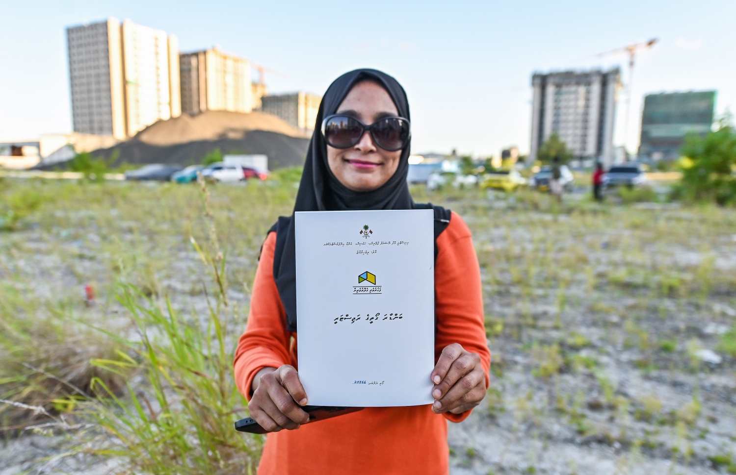 މިއަދު ބިން ކަނޑައި، ބިމާ ހަވާލުވި މީހަކު ގޯތީގެ ރަޖިސްޓަރީއާ އެކު ފޮޓޯއަކަށް ހުއްޓިގެން.--- ފޮޓޯ: ފަޔާޒު މޫސާ | މިހާރު