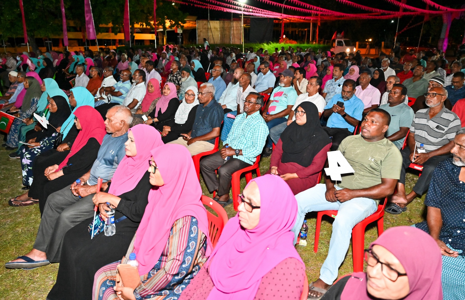 ތިނަދޫގައި މިރޭ ބޭއްވި ޖަލްސާގެ ތެރެއިން: ގިނަ ވައުދުތަކެއް މުއިއްޒު ވެވަޑައިގެންނެވި - ފޮޓޯ: ނިޝާން އަލީ | މިހާރު