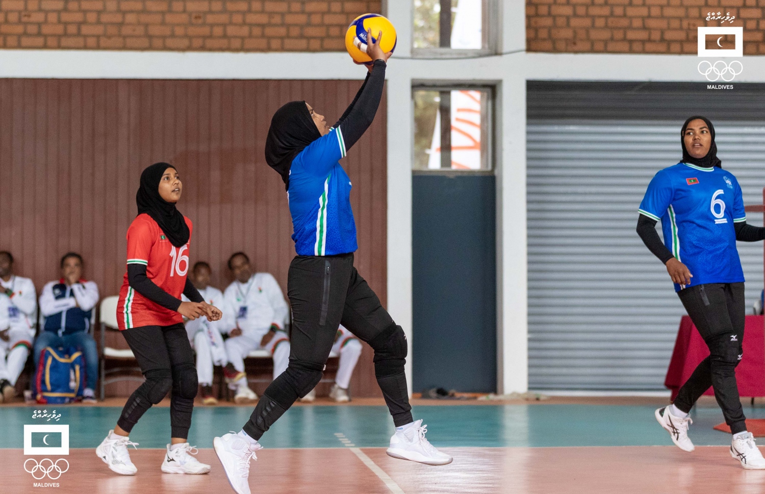 އަންހެން ވޮލީ ޓީމު އިއްޔެ މޮރީޝަސްއާ ދެކޮޅަށް ކުޅުނު މެޗުގެ ތެރެއިން.-- ފޮޓޯ: ސުއާދު އަބްދުއްސައްތާރު/ އެމްއޯސީ