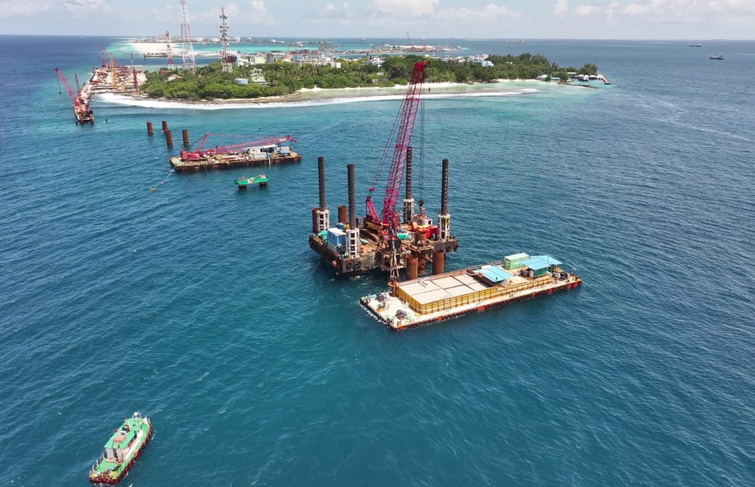 ބްރިޖުގެ ޕައިލީ މަސައްކަތްތައް ކުރަން ހަދާފައިވާ ޕްލެޓްފޯމުތައް-- ފޮޓޯ: އެފްކޮންސް