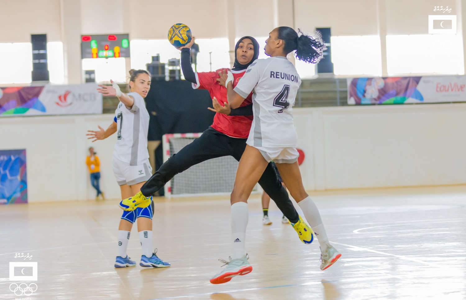 އަންހެން ހޭންޑްބޯޅަ ޓީމުން އިއްޔެ ރީޔޫނިއަންއާ ދެކޮޅަށް ކުޅުނު މެޗުގެ ތެރެއިން.-- ފޮޓޯ: ރާއިފް ޔޫސުފް/ އެމްއޯސީ