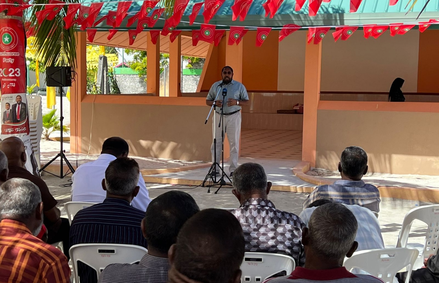 އއ. މަތިވެރި އަށް ވަޑައިގެން ގާސިމް އެ ރަށު ރައްޔިތުންނާ ބައްދަލުކުރައްވައި ވާހަކަ ދައްކަވަނީ. --ފޮޓޯ: ޖޭޕީ