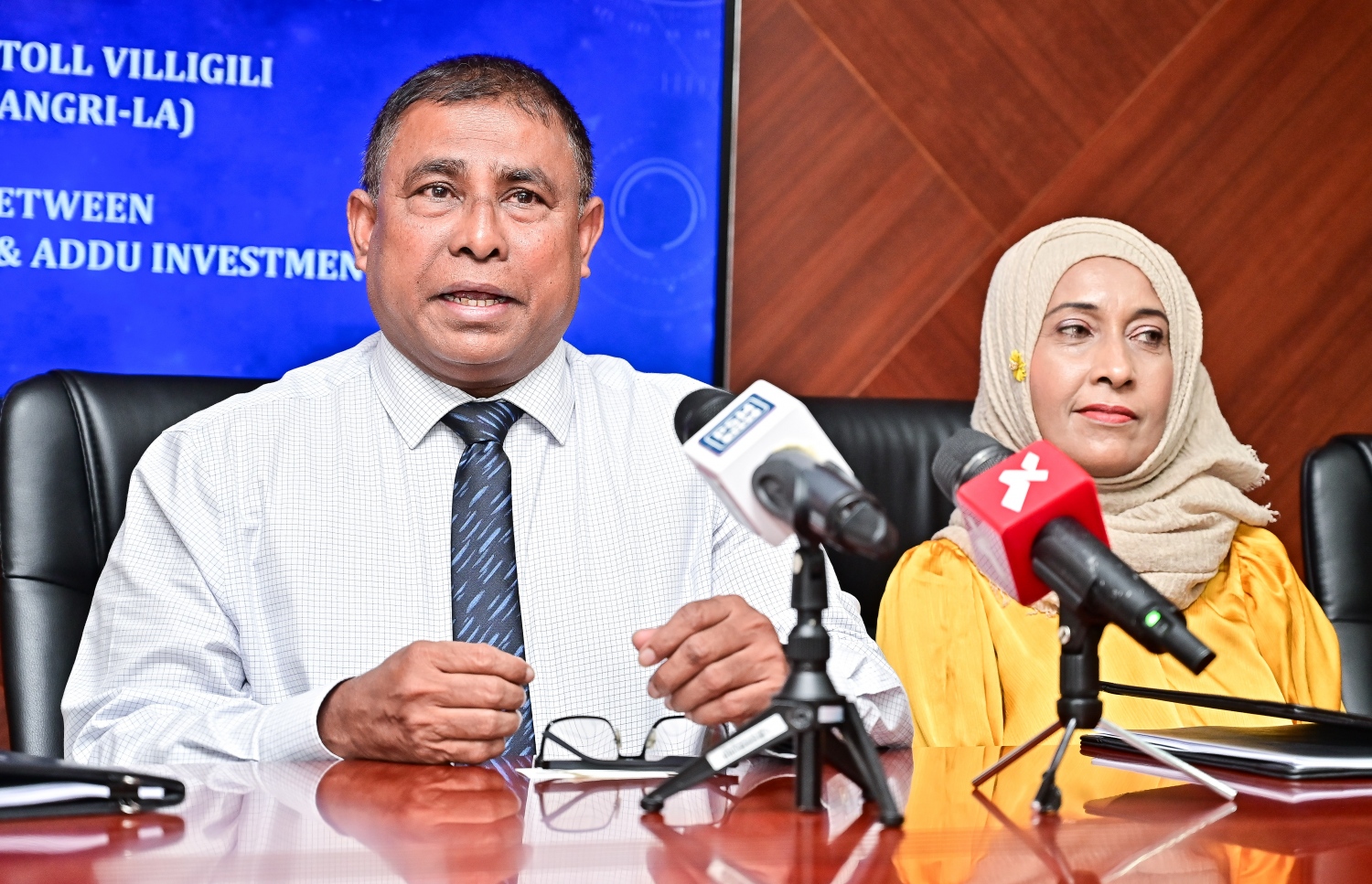 ސ. ވިލިނގިލީގައި ހިންގާ ޝަންގްރިލާ ރިސޯޓުގައި އޮންނަ ސަރުކާރުގެ ހިއްސާ އައްޑޫ އިންވެސްޓްމަންޓް ޕްރައިވެޓް ލިމިޓެޑަށް ދޫކޮށްލުމުގެ އެއްބަސްވުމުގައި ސޮއިކުރުމުގެ ރަސްމިއްޔާތުގައި ޓޫރިޒަމް މިނިސްޓަރު މައުސޫމް ވާހަކަ ދައްކަވަނީ. -- ފޮޓޯ: ފަޔާޒް މޫސާ | މިހާރު