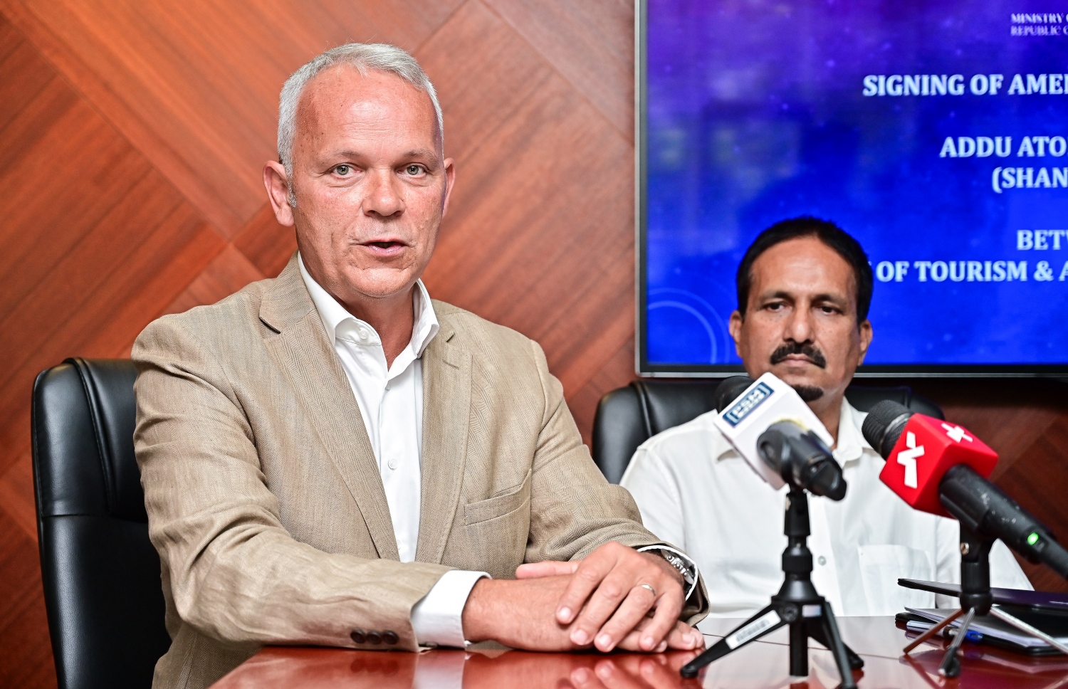 ސ. ވިލިނގިލީގައި ހިންގާ ޝަންގްރިލާ ރިސޯޓުގައި އޮންނަ ސަރުކާރުގެ ހިއްސާ އައްޑޫ އިންވެސްޓްމަންޓް ޕްރައިވެޓް ލިމިޓެޑަށް ދޫކޮށްލުމުގެ އެއްބަސްވުމުގައި ސޮއިކުރުމުގެ ރަސްމިއްޔާތުގައި ޝަންގްރިލާ މޯލްޑިވްސްގެ ޖީއެމް ބްރައިސް ލުނޯ ވާހަކަ ދައްކަވަނީ. -- ފޮޓޯ: ފަޔާޒް މޫސާ | މިހާރު