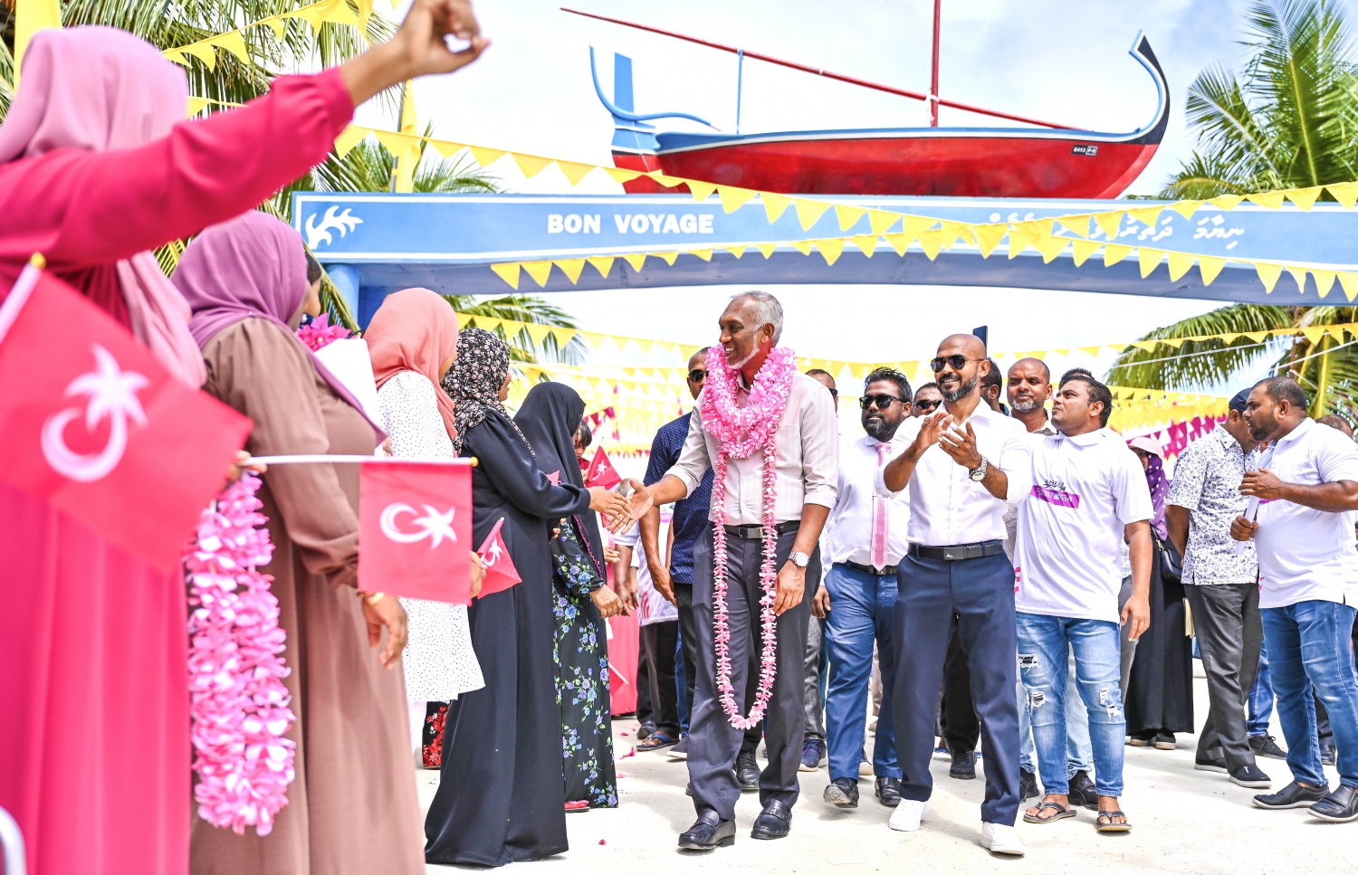 ގެމަނަފުށިން މުއިއްޒަށް މަރުހަބާ ދަންނަވަނީ: އެ ރަށު ބިން ހިއްކަން ވައުދުވި - ފޮޓޯ: ނިޝާން އަލީ \ މިހާރު