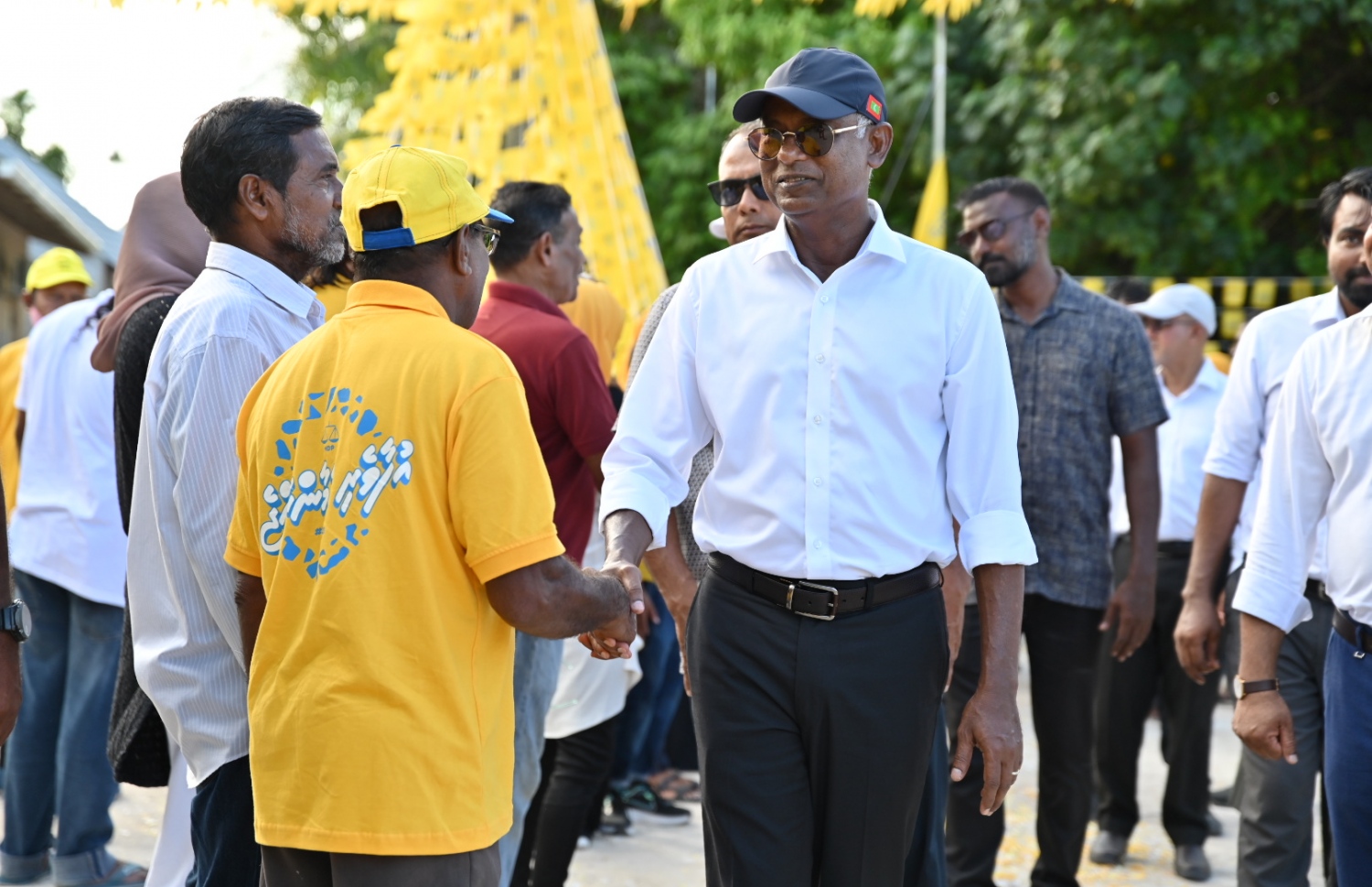 ކެމްޕެއިނަށް ރައީސް ލ. ކަލައިދުއަށް ވަޑައިގެން ސަޕޯޓަރުންނާ ސަލާންކުރައްވަނީ.-- ފޮޓޯ: އެމްޑީޕީ