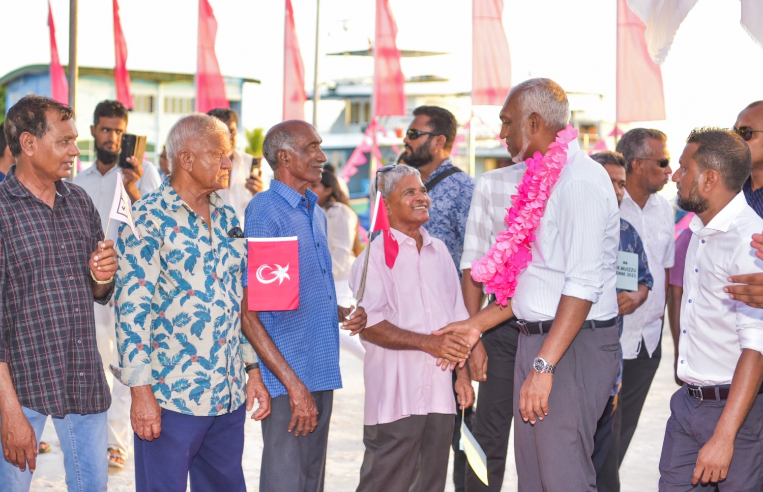 ވިލިނގިލީގައި މުއިއްޒަށް މަރުހަބާ ދެންނެވުމަށް އެއްވި މީހުންނާ މުއިއްޒު ސަލާންކުރައްވަނީ - ފޮޓޯ: މިހާރު