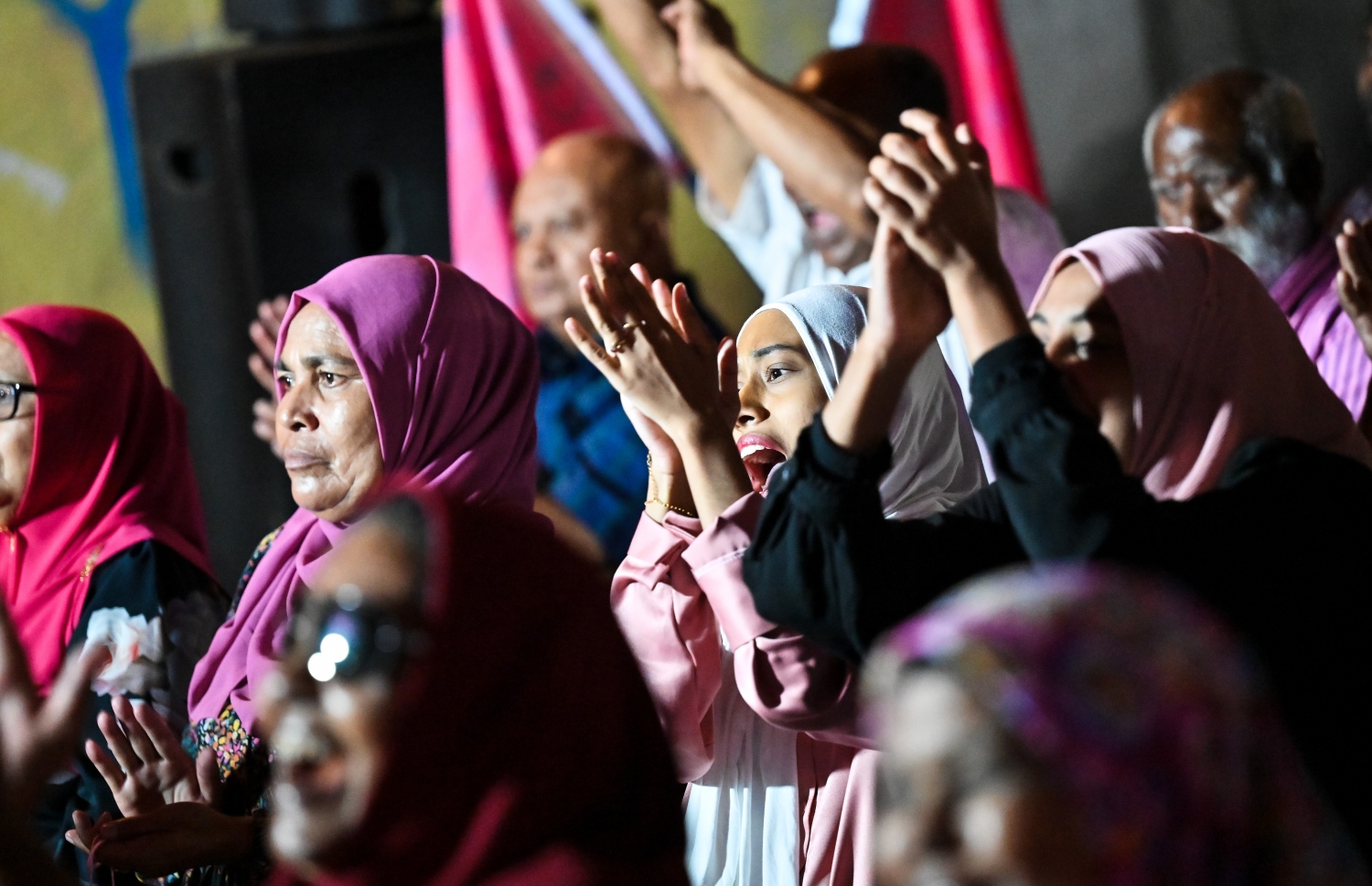 ވިލިނގިލީގައި ރޭ ބޭއްވި މުއިއްޒުގެ ކެމްޕެއިން ޖަލްސާގައި ބައިވެރިވި ބައެއް މީހުން.--- ފޮޓޯ: ނިޝާން އަލީ / މިހާރު