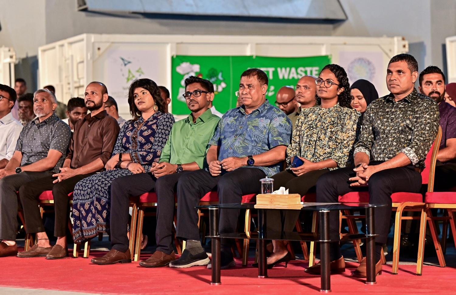 މާލޭ އިންޑަސްޓްރިއަލް ޒޯނުގައި ހެދި ވޭސްޓް ޓްރާންސްފާ ސްޓޭޝަން ހުޅުވުމުގެ ރަސްމިއްޔާތުގައި ނައިބު ރައީސް ފައިސަލް ނަސީމް، ތިމާވެއްޓާ ބެހޭ މިނިސްޓަރު އާމިނަތު ޝައުނާ، ޓޫރިޒަމް މިނިސްޓަރު އަބްދުﷲ މައުސޫމް، މައްޗަަންގޯޅި ދެކުނު ދާއިރާގެ މެމްބަރު އަހްމަދު ހައިތަމް ބައިވެރިވެވަޑައިގަންނަވަނީ.-- ފޮޓޯ: ފަޔާޒް މޫސާ | މިހާރު