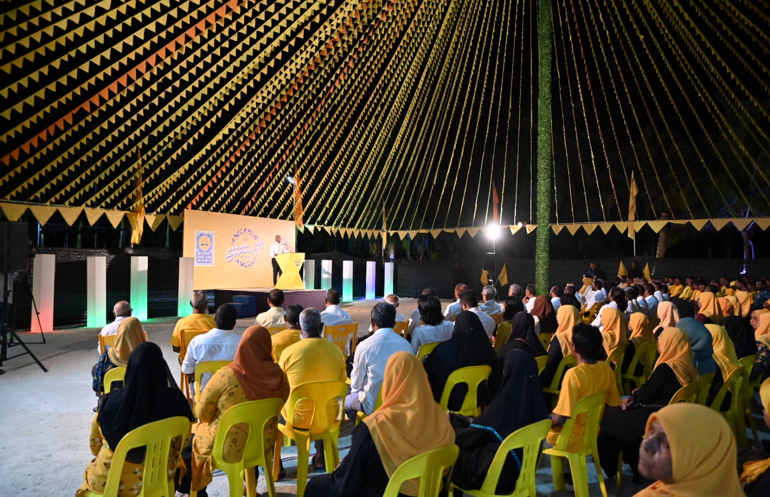 ގަމުގައި ބޭއްވި ޖަލްސާގައި ރައީސްގެ ސަޕޯޓަރުން ބައިވެރިވަނީ. -- ފޮޓޯ | އެމްޑީޕީ