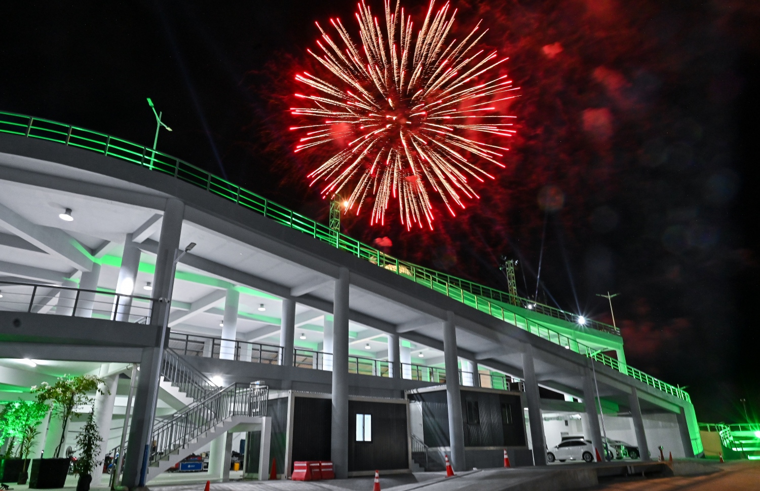 މާލޭ އިންޑަސްޓްރިއަލް ޒޯނުގައި ހެދި ވޭސްޓް ޓްރާންސްފާ ސްޓޭޝަން ހުޅުވުމުގެ ރަސްމިއްޔާތުގައި ހަވާ އަރުވަނީ.-- ފޮޓޯ: ފަޔާޒް މޫސާ | މިހާރު