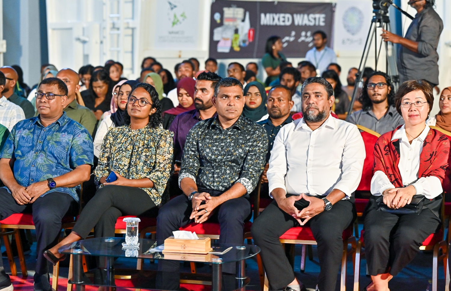 މާލޭ އިންޑަސްޓްރިއަލް ޒޯނުގައި ހެދި ވެމްކޯގެ ވޭސްޓް ޓްރާންސްފާ ސްޓޭޝަން ހުޅުވުމަށް ބޭއްވި ރަސްމިއްޔާތުގައި ނައިބް ރައީސް ފައިސަލްއާ ތިމާވެެއްޓާ ބެހޭ މިނިސްޓަރު އާމިނަތު ޝައުނާ އާއި ޓޫރިޒަމް މިނިސްޓަރު އަބްދުﷲ މައުސޫމް އާއި ވެމްކޯގެ މެނޭޖިން ޑިރެކްޓަރު ޔޫސުފް ސިރާޖު އާއި ޗައިނާ އާއި ޖަޕާނުގެ ސަފީރުން ބައިވެރިވަނީ -- ފޮޓޯ: ފަޔާޒު މޫސާ | މިހާރު