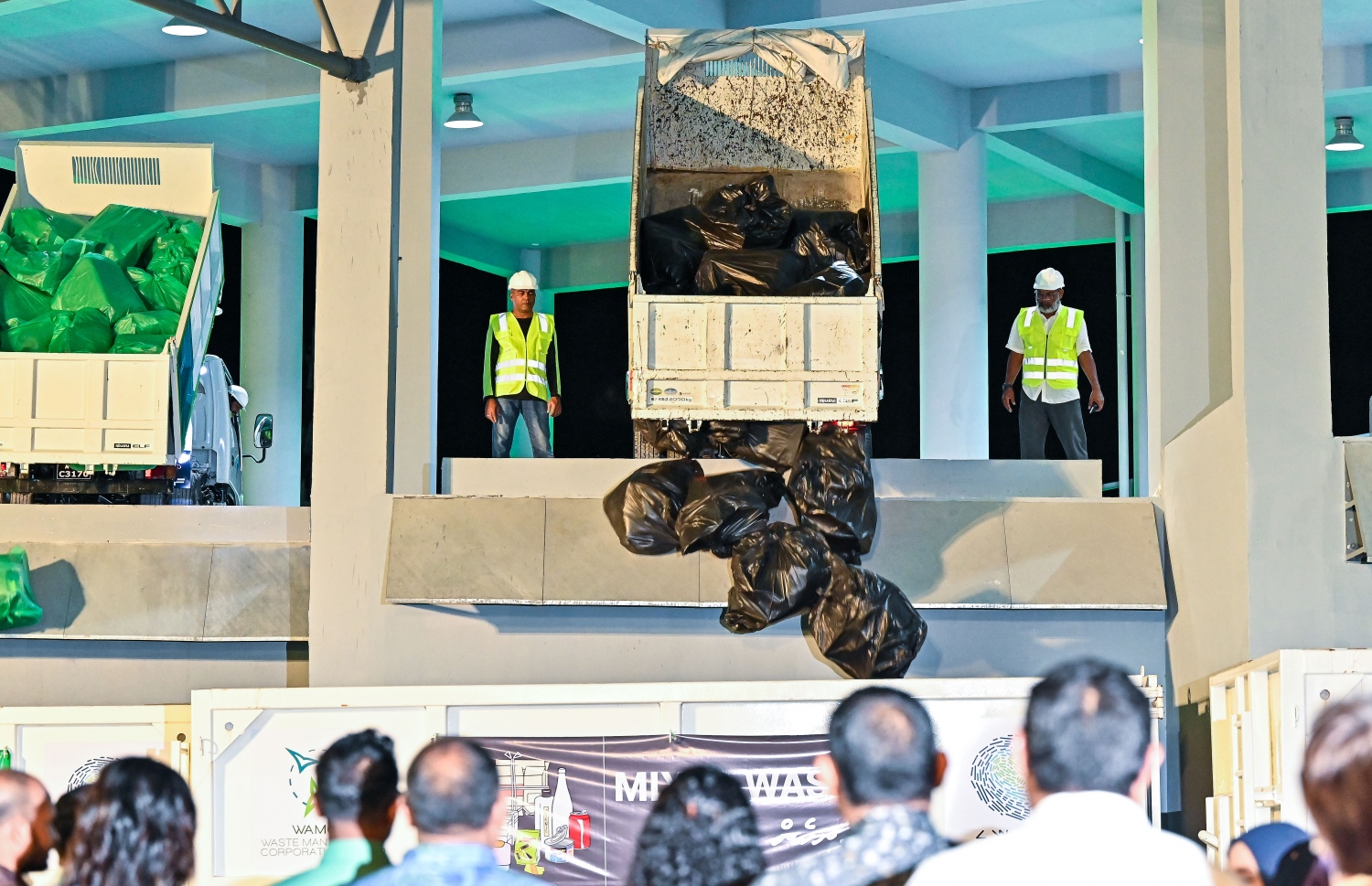 މާލޭ އިންޑަސްޓްރިއަލް ޒޯނުގައި ހެދި ވޭސްޓް ޓްރާންސްފާ ސްޓޭޝަން ހުޅުވުމުގެ ރަސްމިއްޔާތުގައި އެތަނުގައި ކުނި މެނޭޖްކުރާނެ ގޮތުގެ ގޮތް ދައްކާލަދެނީ.-- ފޮޓޯ: ފަޔާޒް މޫސާ | މިހާރު