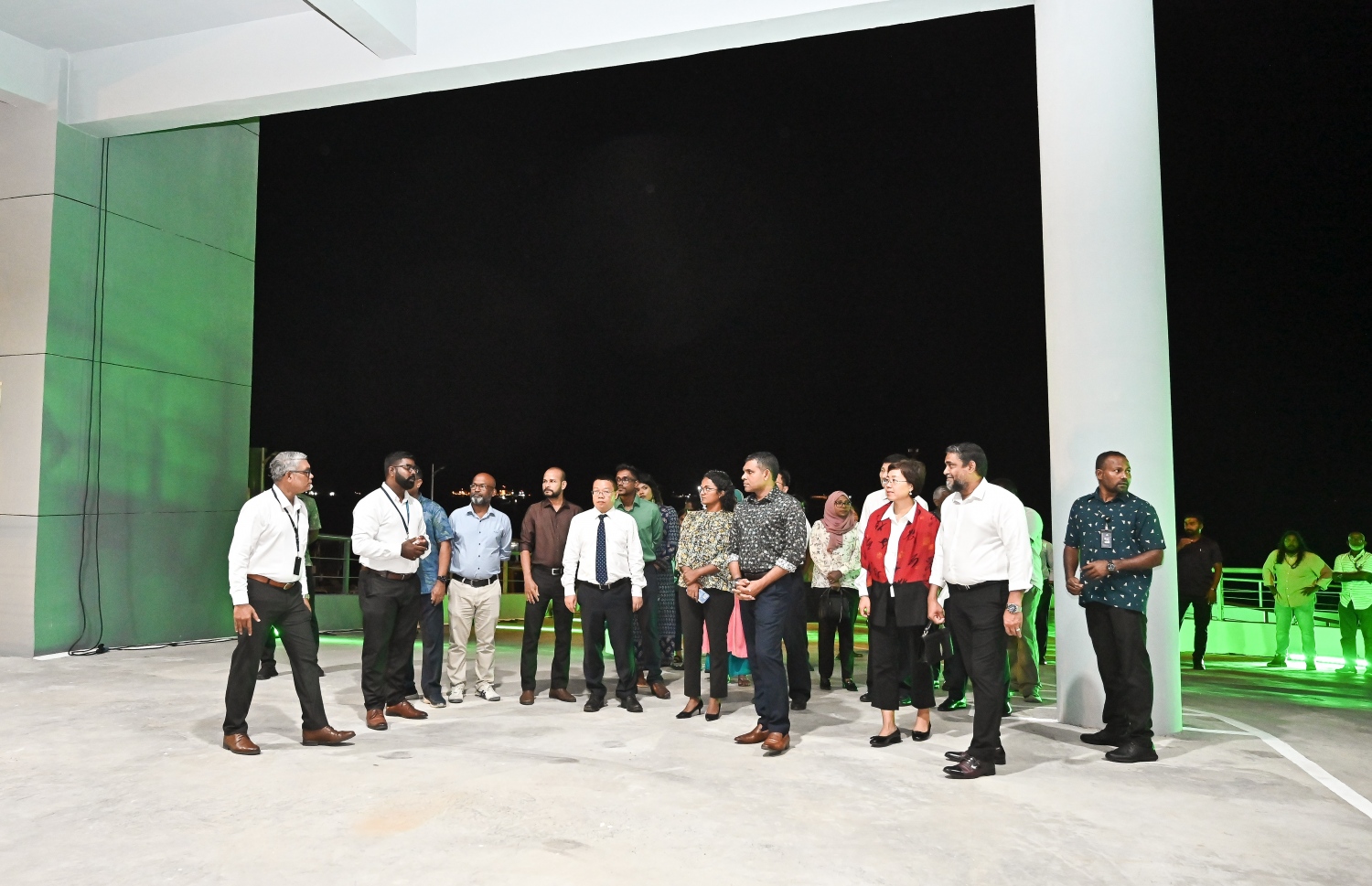 މާލޭ އިންޑަސްޓްރިއަލް ޒޯނުގައި ހެދި ވޭސްޓް ޓްރާންސްފާ ސްޓޭޝަން ހުޅުވުމަށްފަހު އެ ތަނުގައި މަސައްކަތް ކުރާނެ ގޮތުގެ ބައެއް މައުލޫމާތު ރަސްމިއްޔާތުގެ ބައިވެރިންނަށް ދެއްވަނީ .-- ފޮޓޯ: ފަޔާޒް މޫސާ | މިހާރު