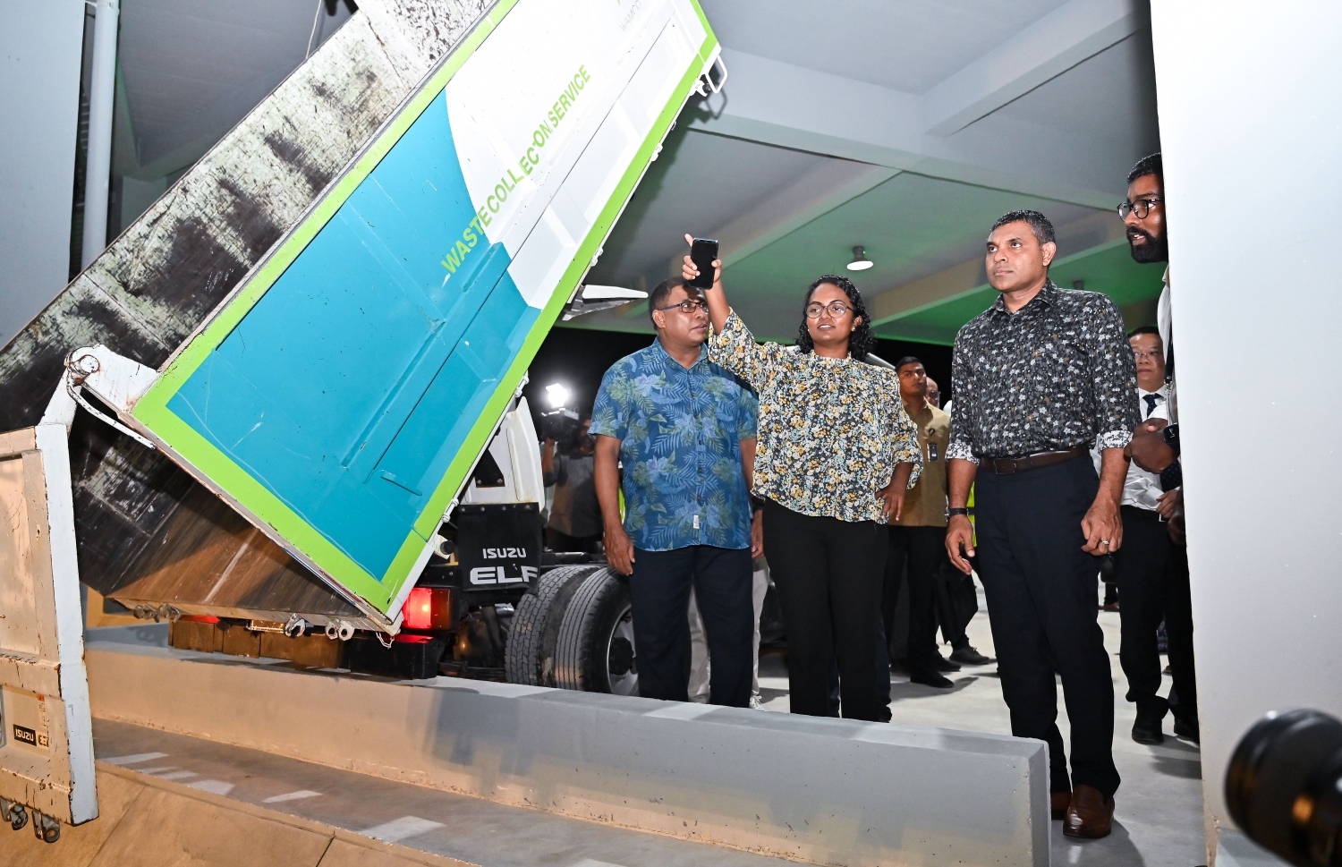 ނައިބް ރައީސް ފައިސަލް ނަސީމް އާ ތިމާވެެއްޓާ ބެހޭ މިނިސްޓަރު އާމިނަތު ޝައުނާ  ވޭސްޓް ޓްރާންސްފާ ސްޓޭޝަން ބައްލަވާލައްވަނީ -- ފޮޓޯ: ފަޔާޒު މޫސާ | މިހާރު