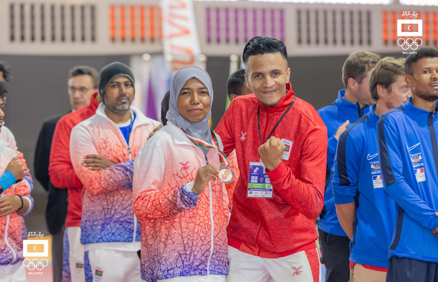 ޕޫމްސޭ އިވެންޓުގެ ލޯ މެޑަލް ހޯދި ފާތިމަތާ އެކު ކޯޗު ކިނާން އަދުނާން.-- ފޮޓޯ: ރާއިފް ޔޫސުފް/ އެމްއޯސީ