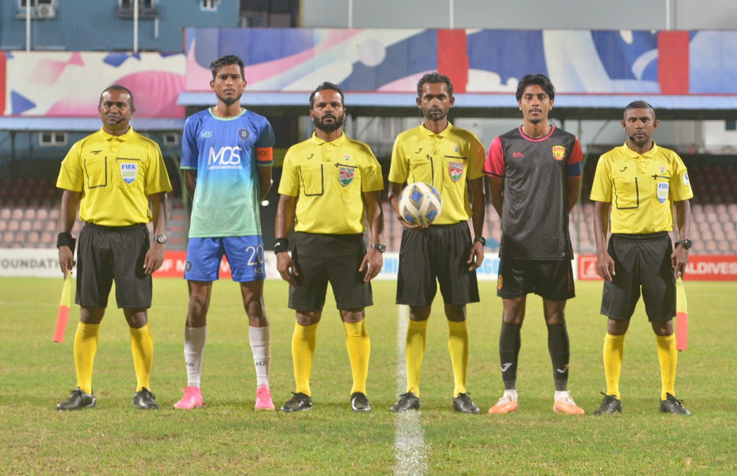 ދިވެހި ލީގު މެޗަކަށް  ނުކުތުމުގެ ކުރިން ރެފްރީންނާއި ދެ ޓީމުގެ ކެޕްޓަން ފޮޓޯއަކަށް ހުއްޓިލައިގެން: ދިވެހި ލީގުގެ މަސައްކަތް މުވައްޒަފުން ކުރީ ހިލޭ --- ފައިލް ފޮޓޯ: އެފްއޭއެމް